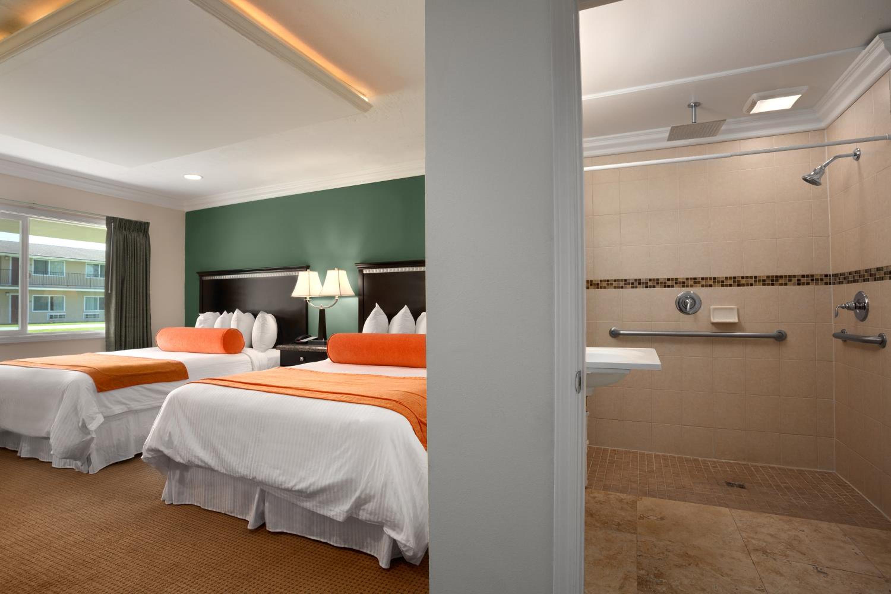 Quadruple Room with Two Queen Beds and Roll-In Shower - Disability Access/Non Smoking photo 2