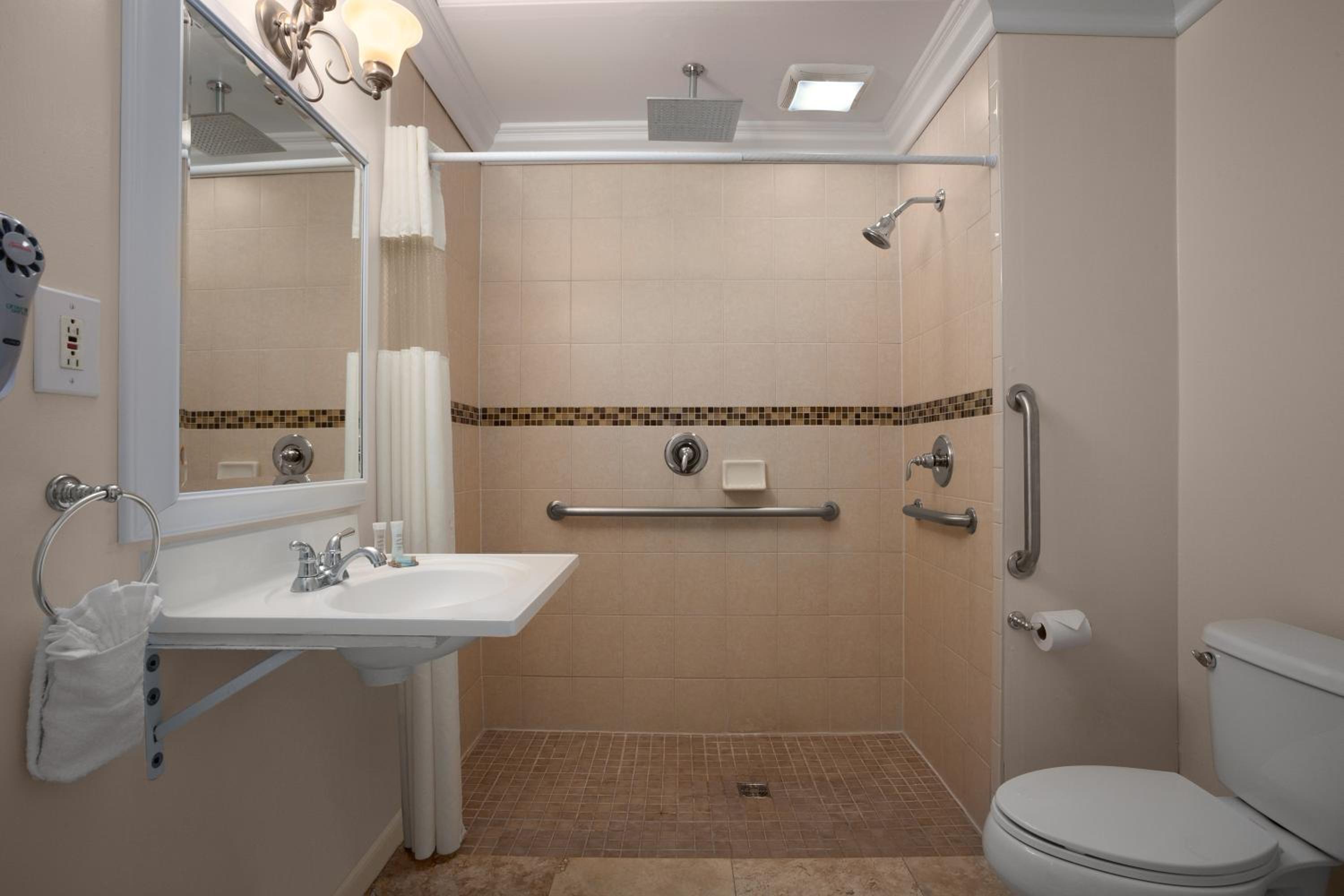 Quadruple Room with Two Queen Beds and Roll-In Shower - Disability Access/Non Smoking photo 3