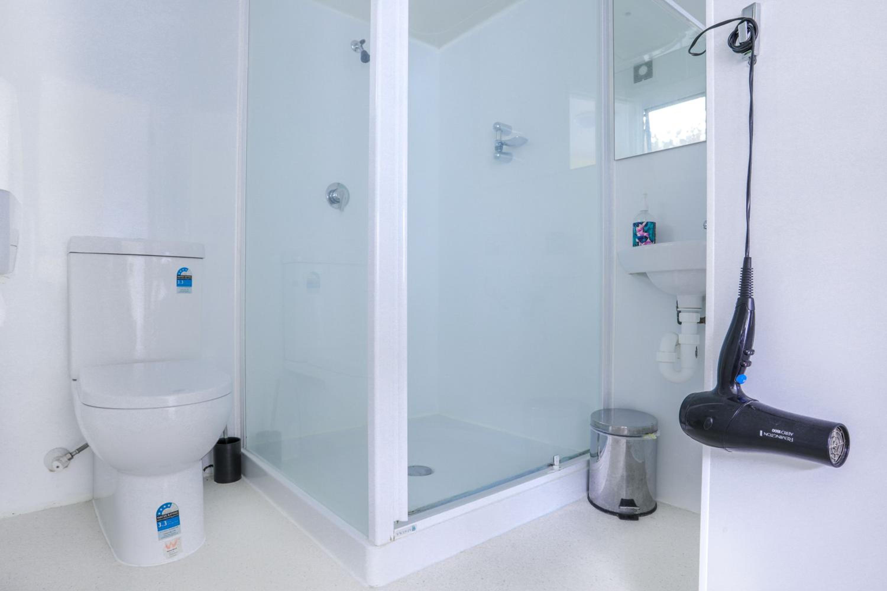 Queen Room with Private Bathroom  - Photo 2