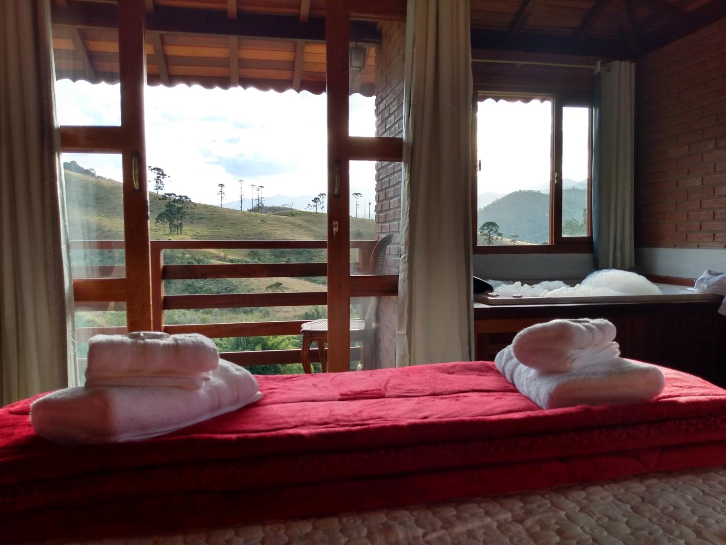 Deluxe Suite with Spa Bath - Photo 3