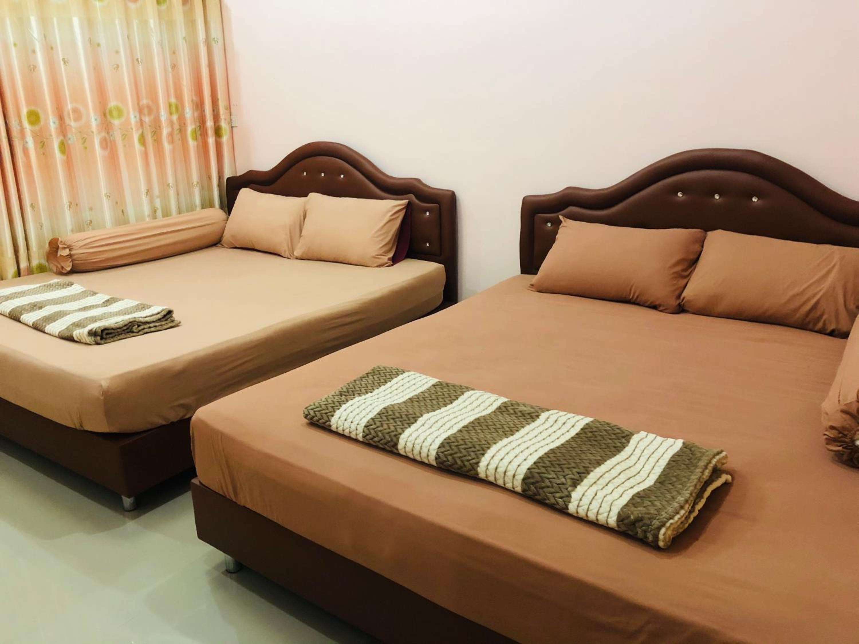 Standard Queen Room with Two Queen Beds - Photo 5