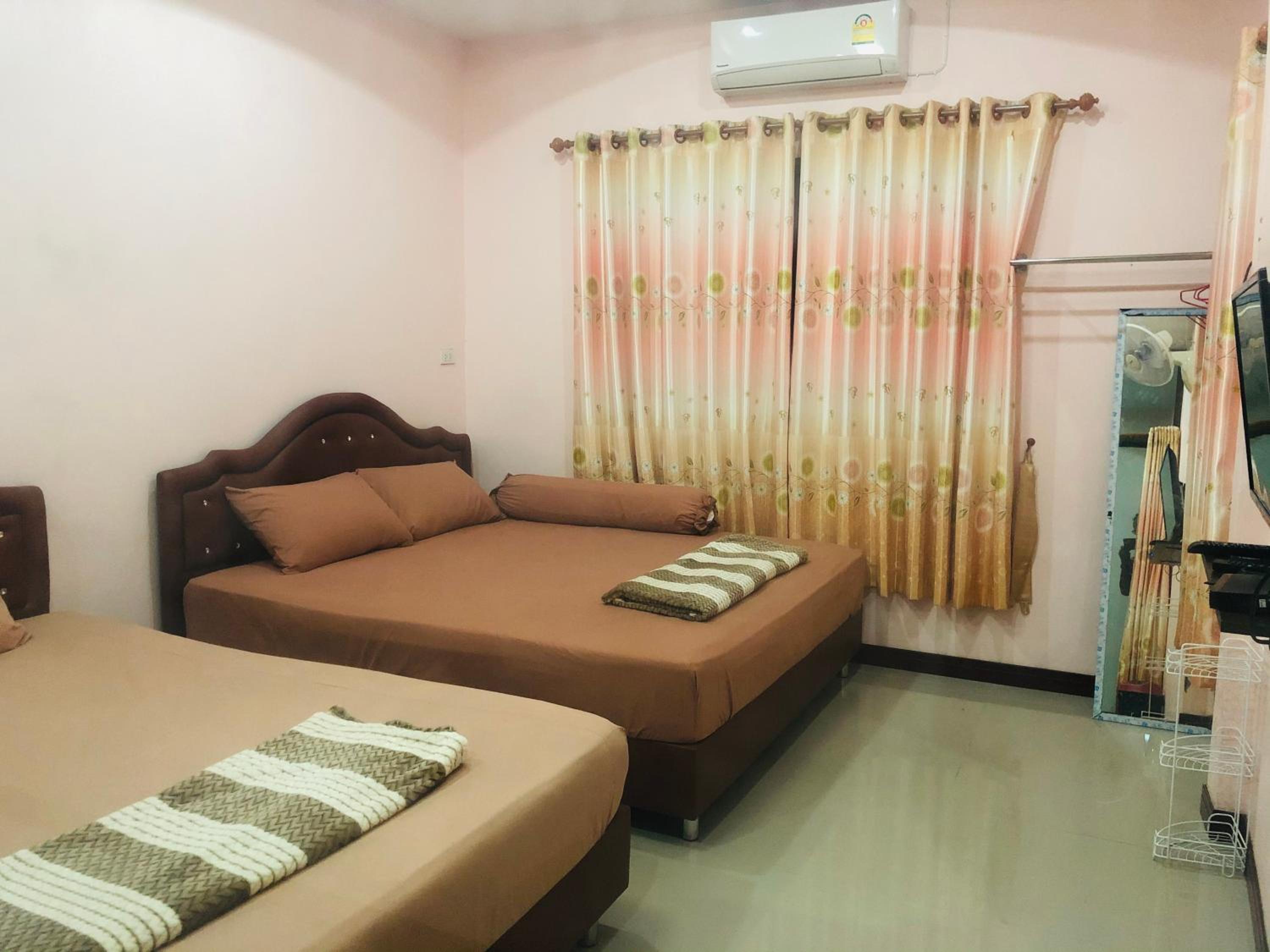 Standard Queen Room with Two Queen Beds - Photo 3