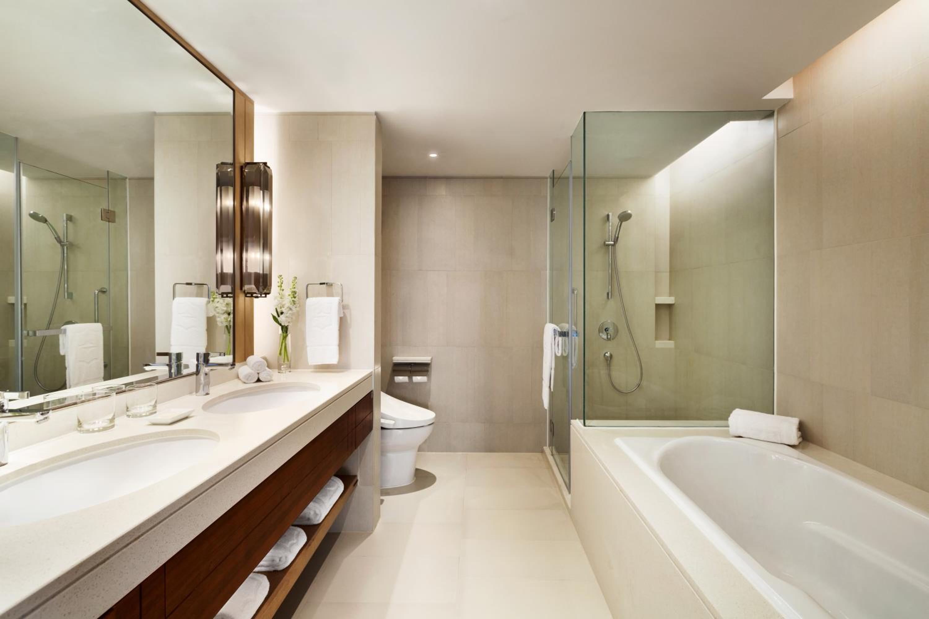 Executive King Suite - City Wing photo 2