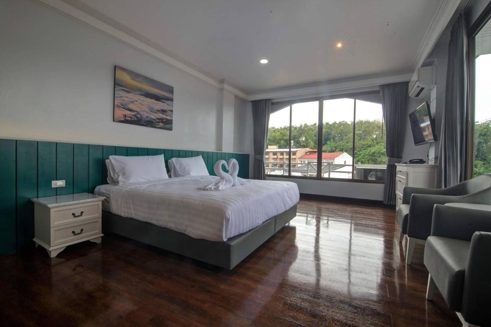 Deluxe King Room - Photo 4