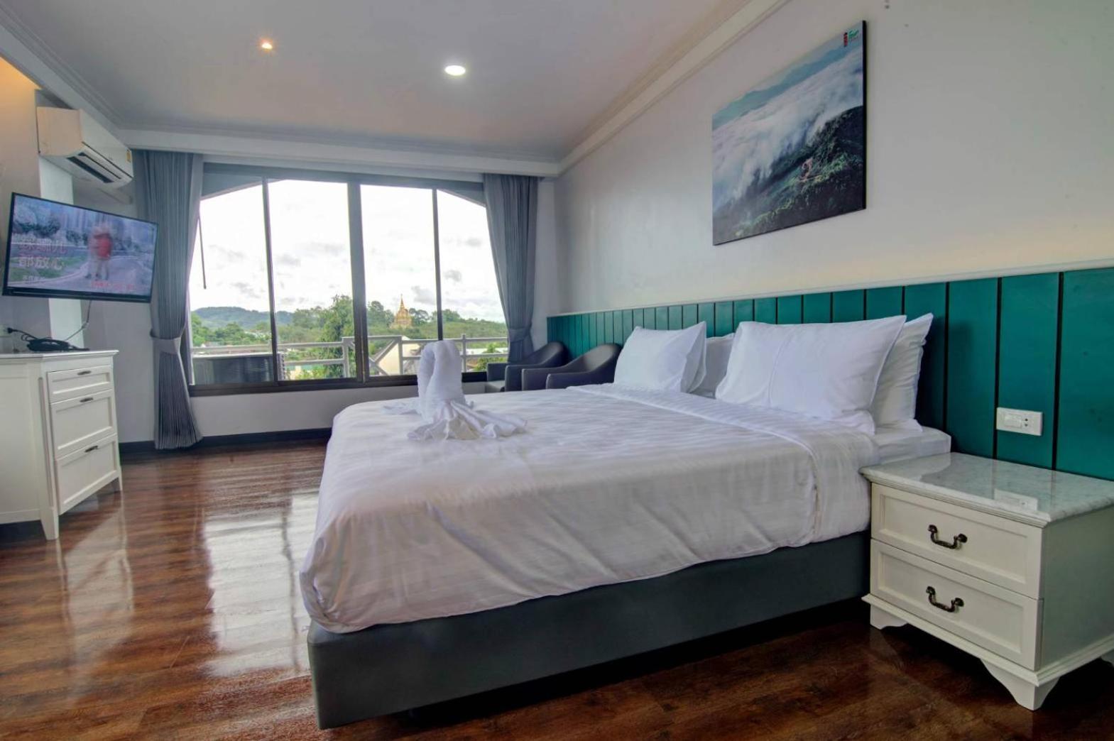 Deluxe King Room - Photo 2