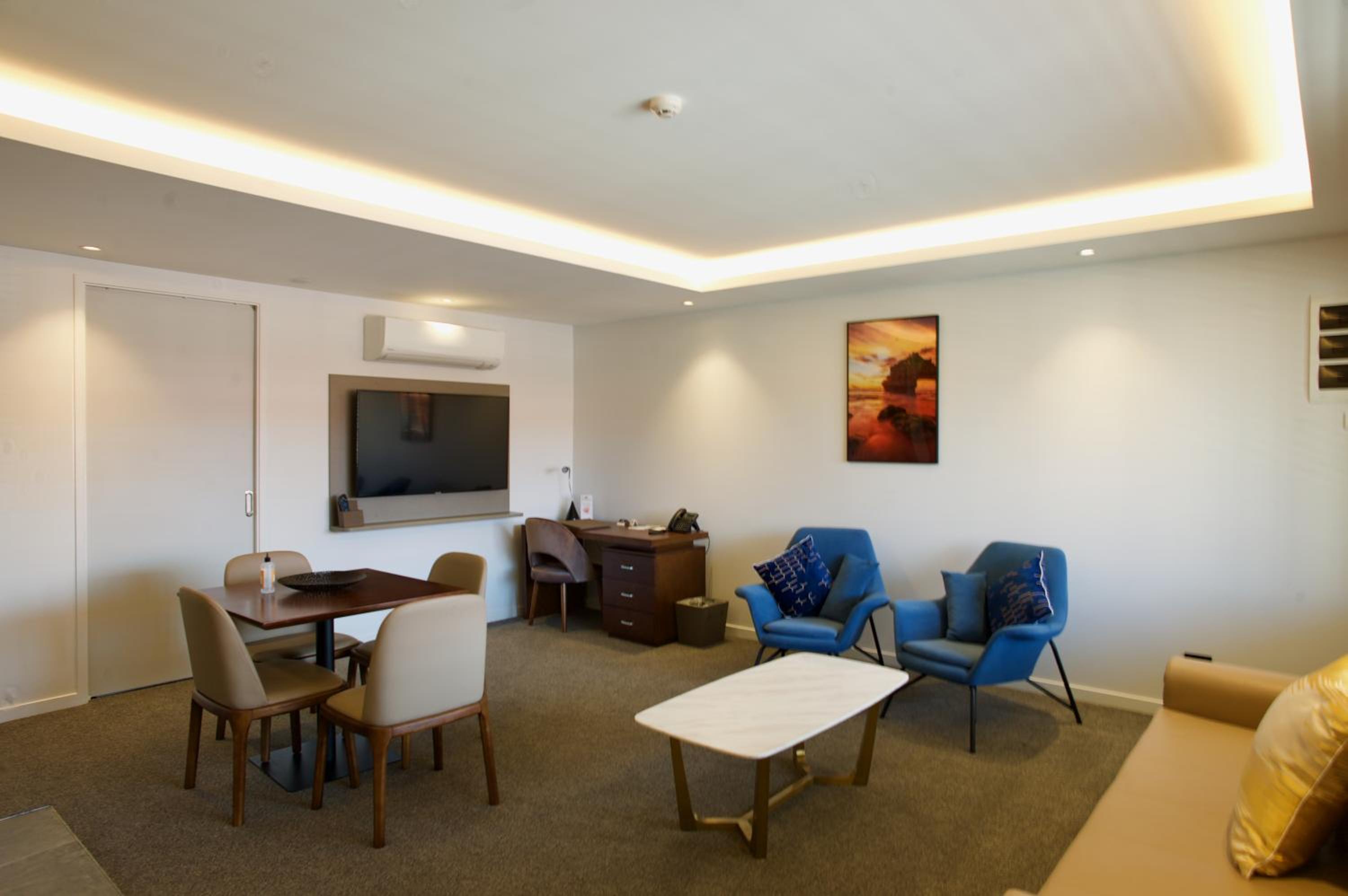 Luxury One Bedroom Apartment - Photo 2