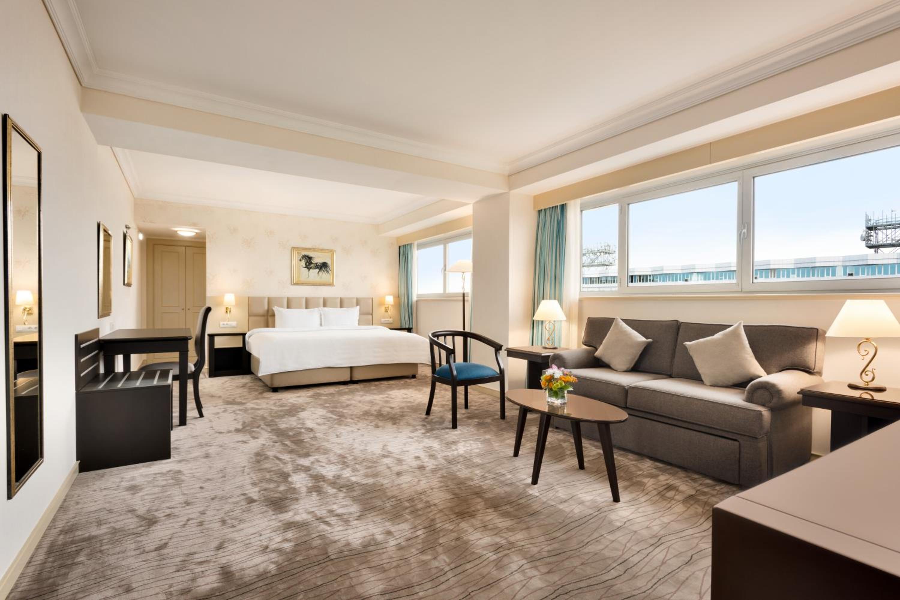 Junior King Suite - Photo 2