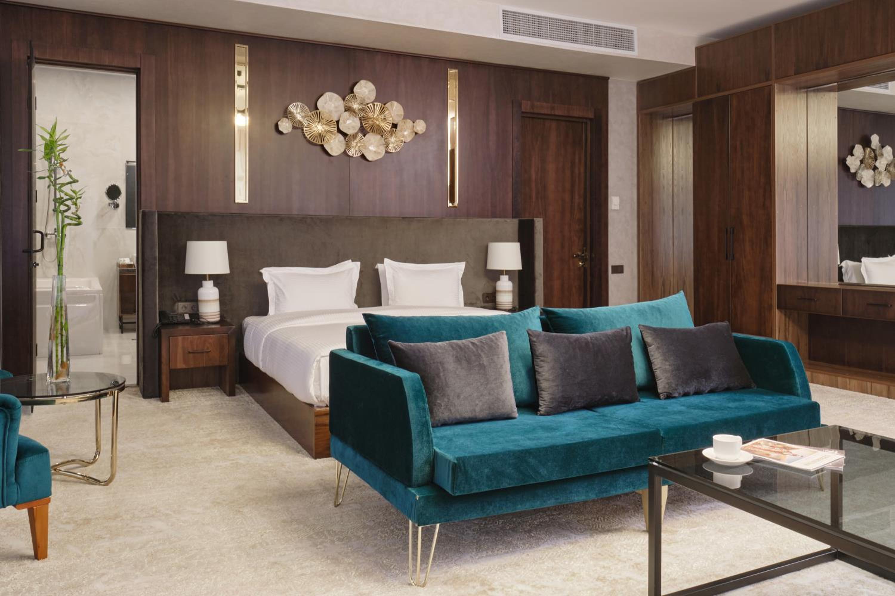Executive Suite - Photo 1