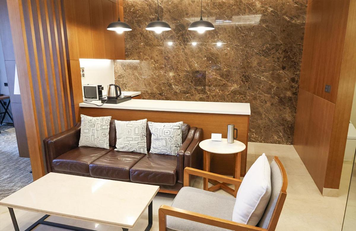 [Rooftop Concert] Executive Suite+Concert Ticket+Cheese Platter&1 Bottle of Wine+1hour Late C/O