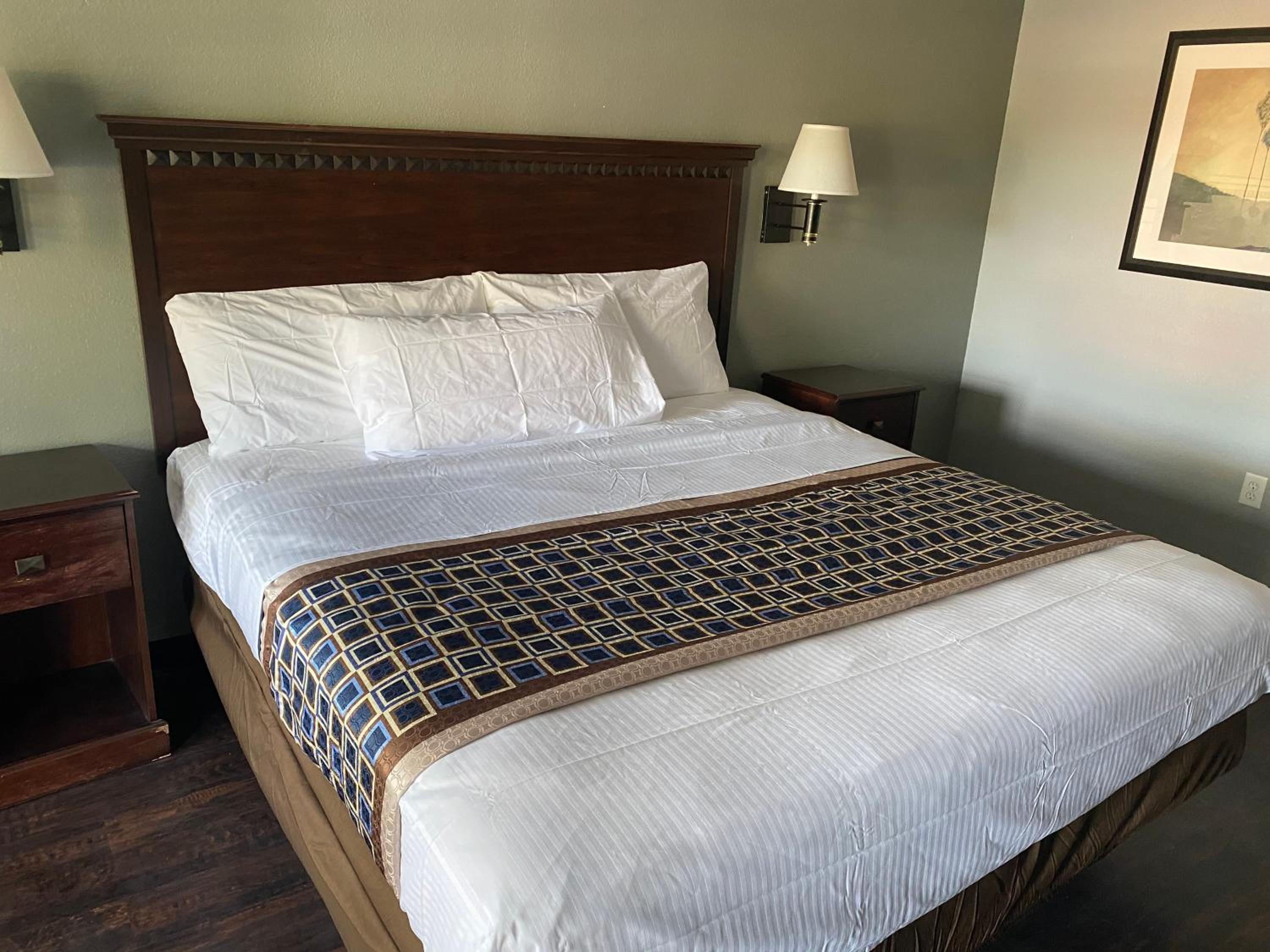 1 King Bed Non-Smoking photo 2
