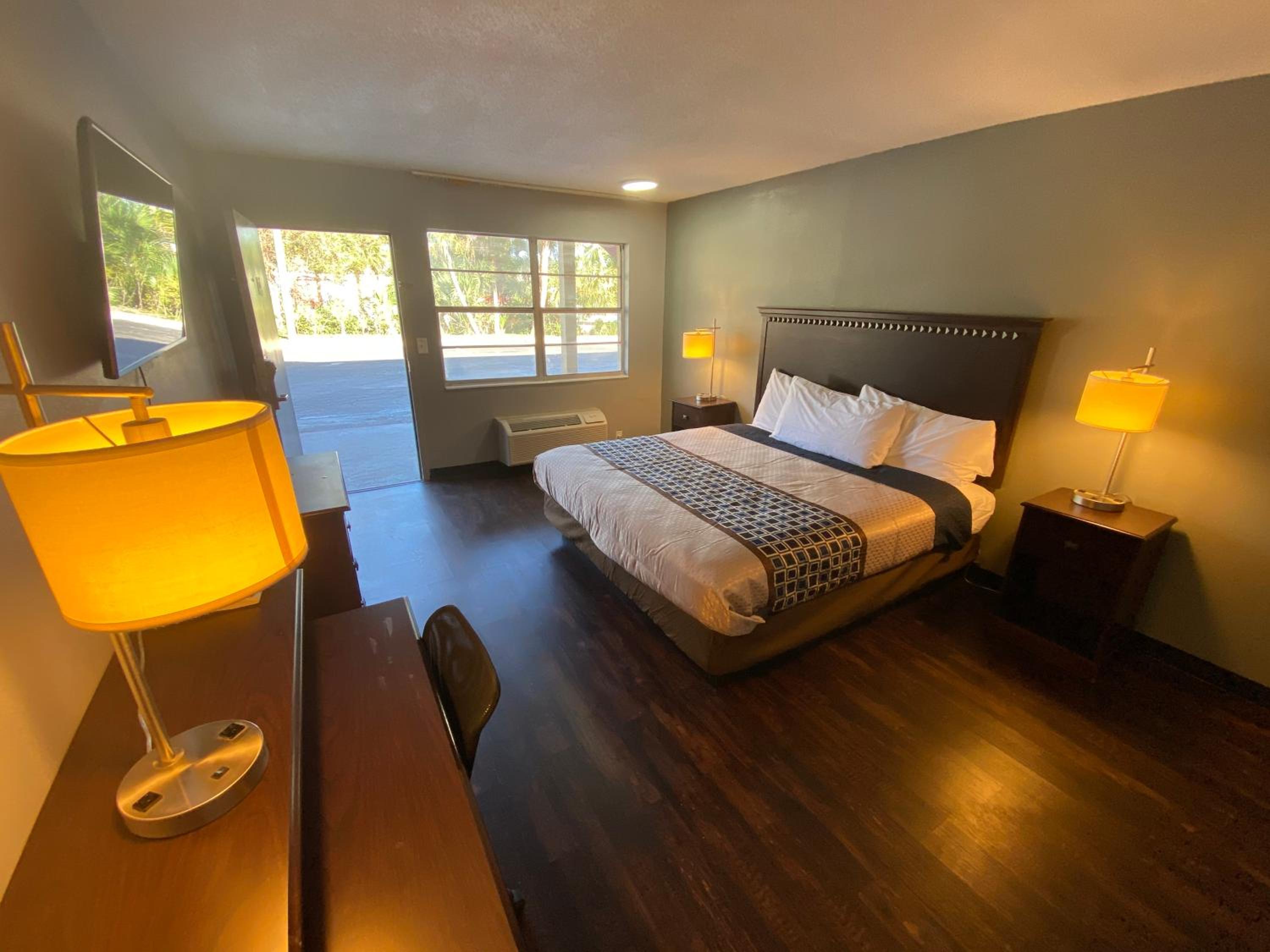 1 King Bed Accessible Non-Smoking photo 1