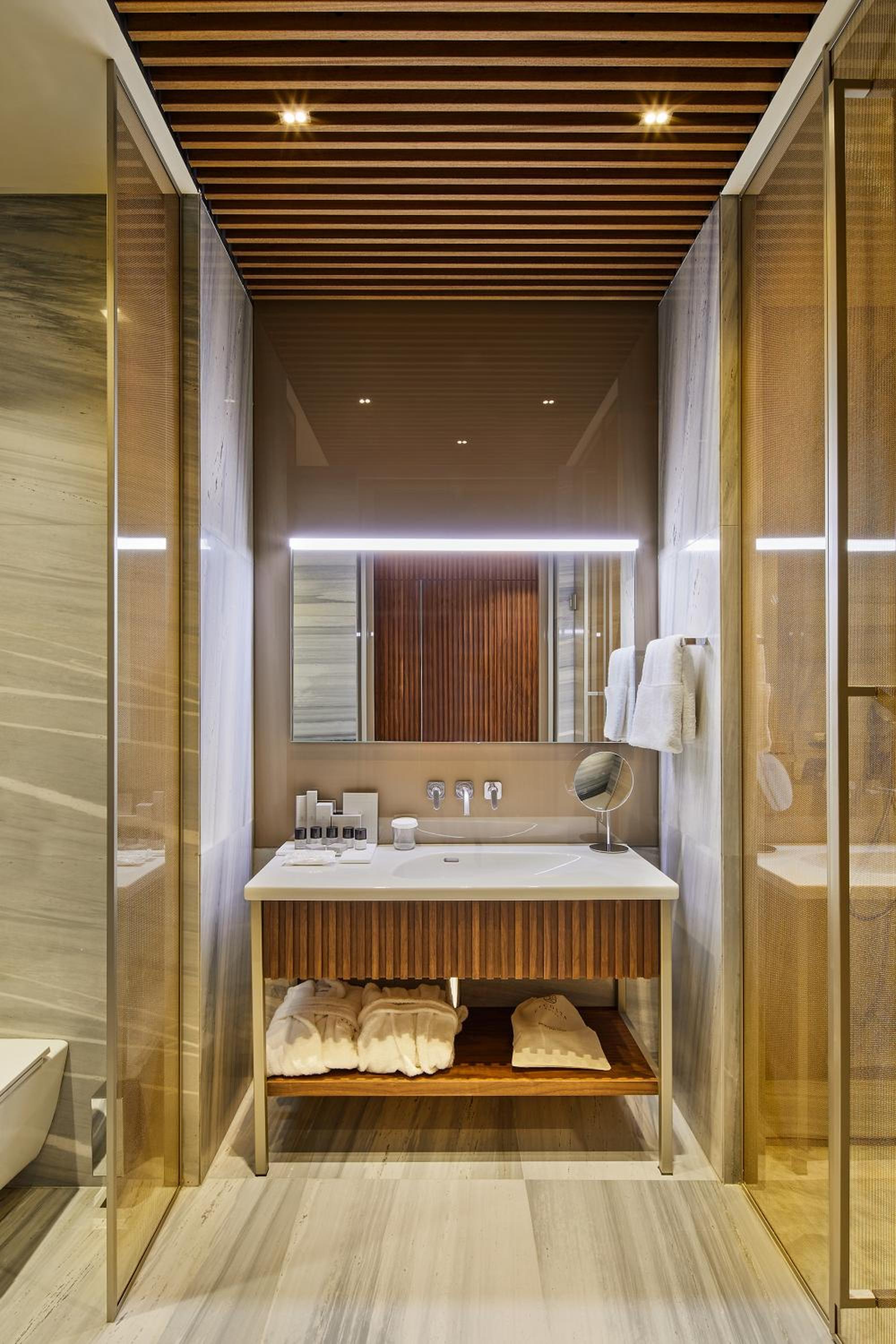 Deluxe Suite with Sea View - Photo 2