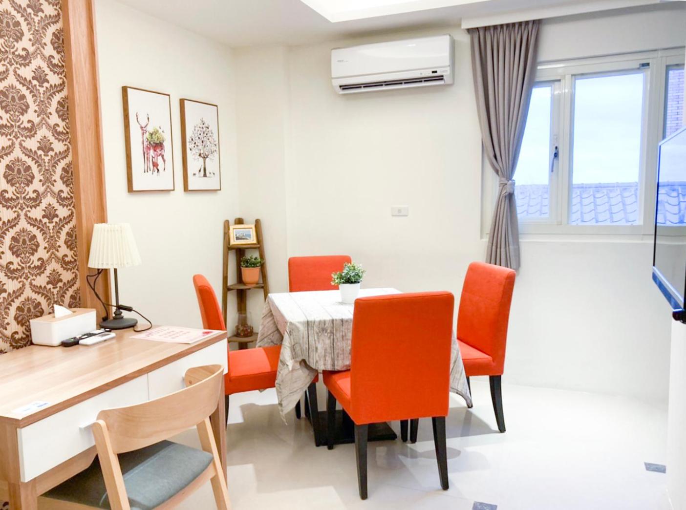 Eight-Bedroom House - Photo 3