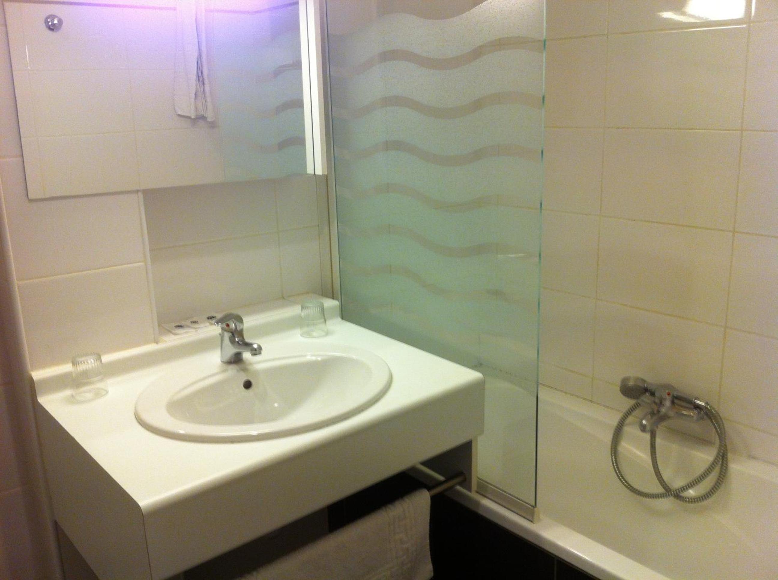 Twin Room - Photo 17