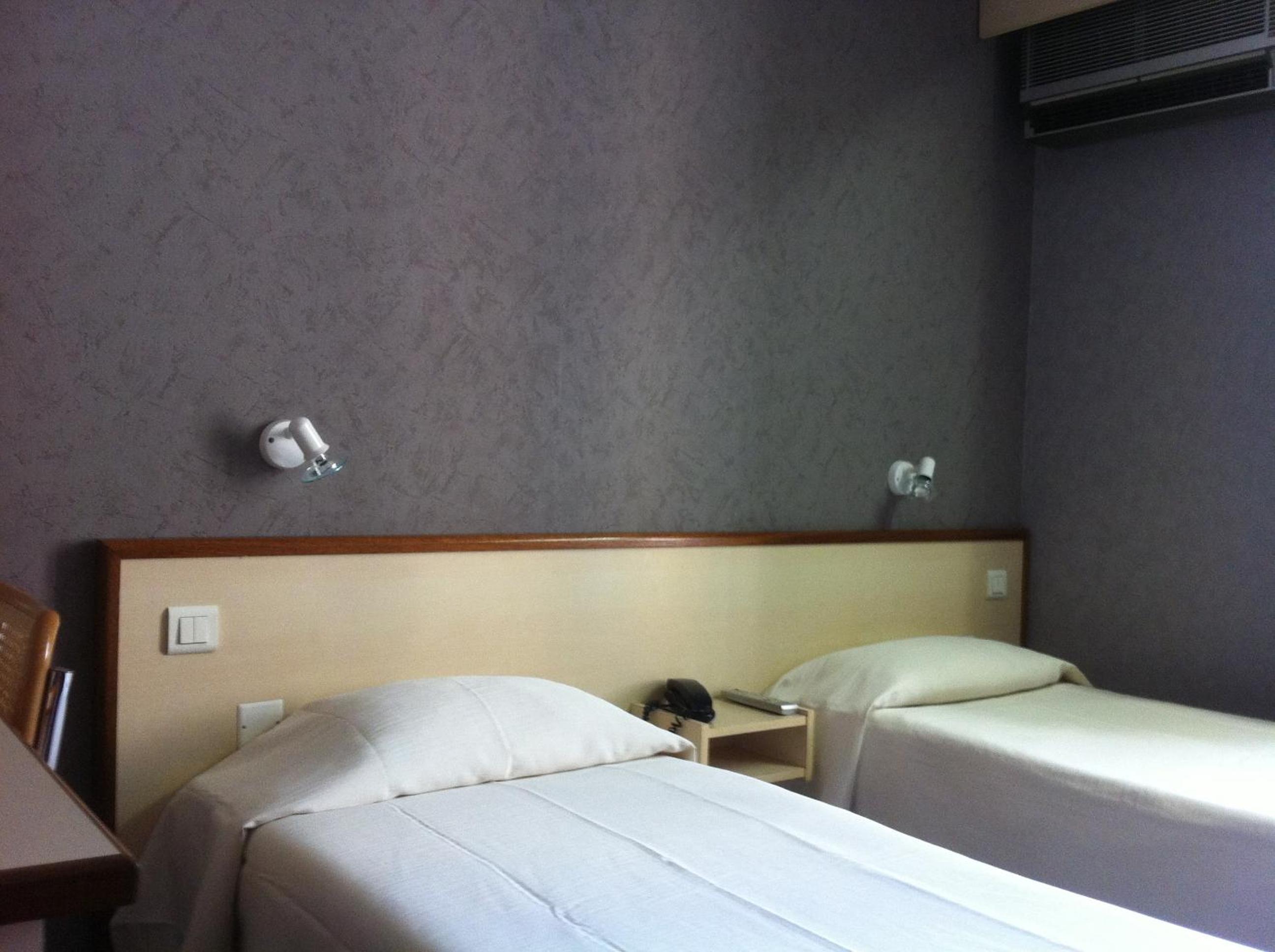 Twin Room - Photo 18