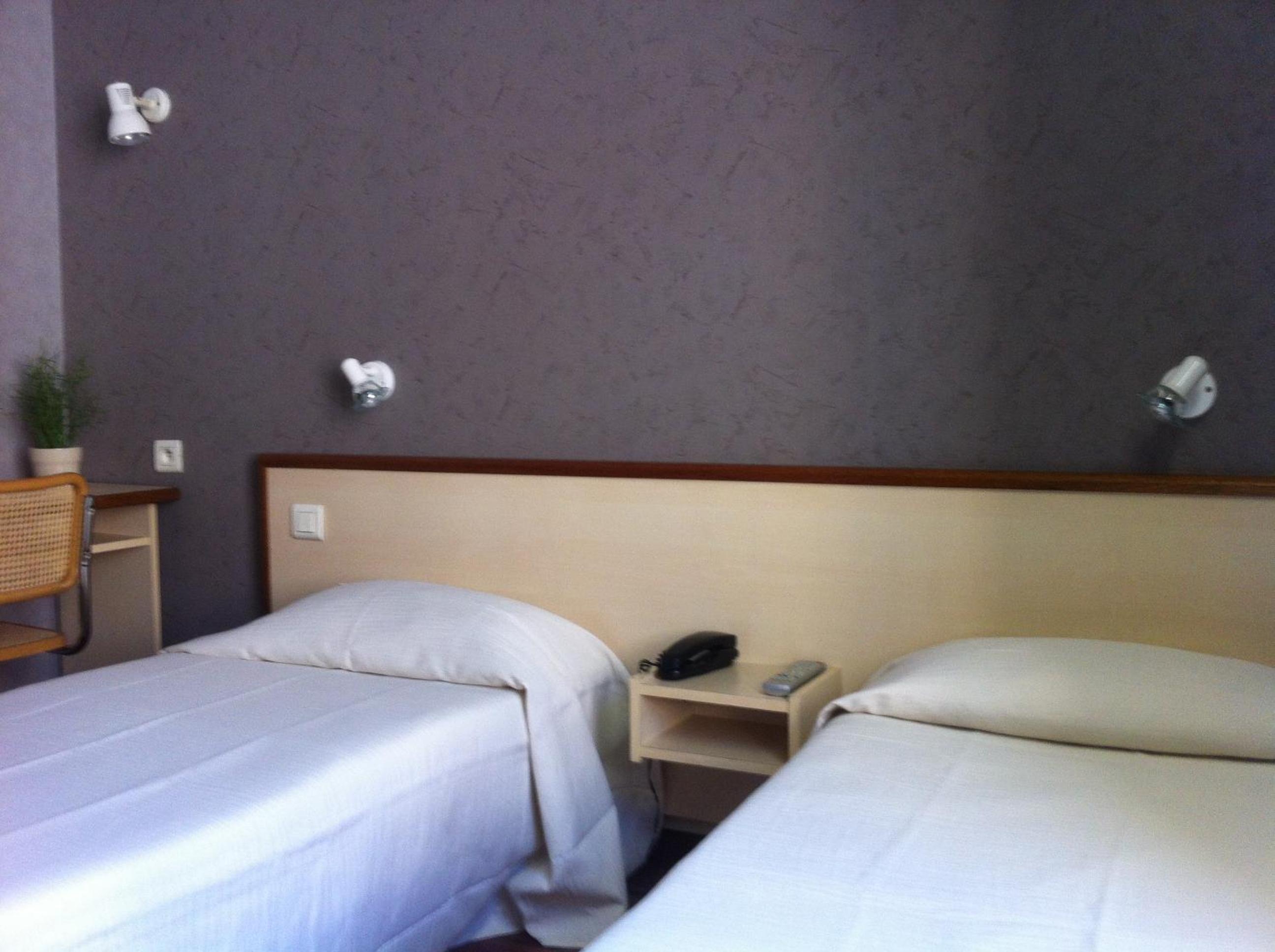 Twin Room - Photo 16