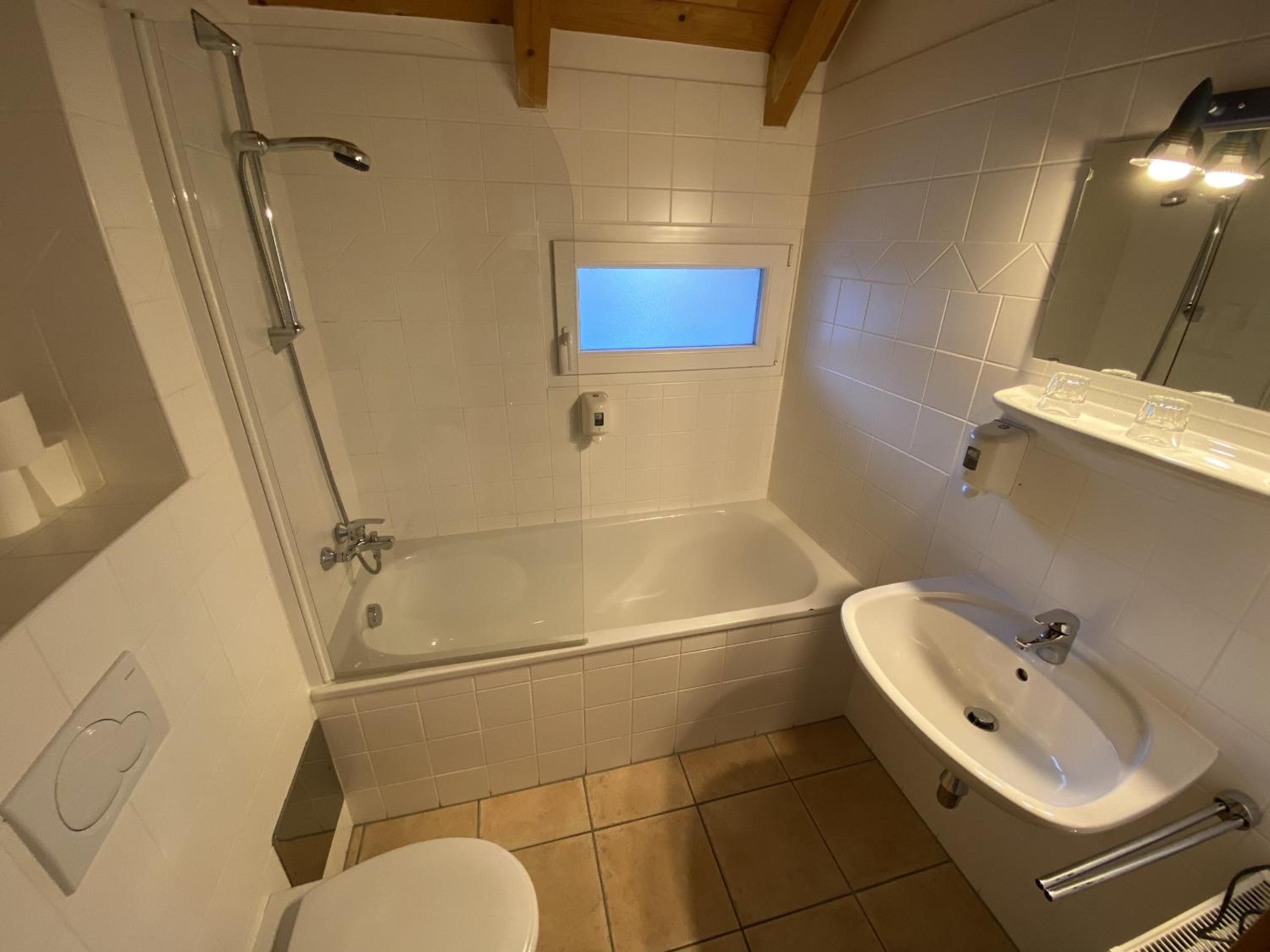 One-Bedroom Apartment - Photo 6