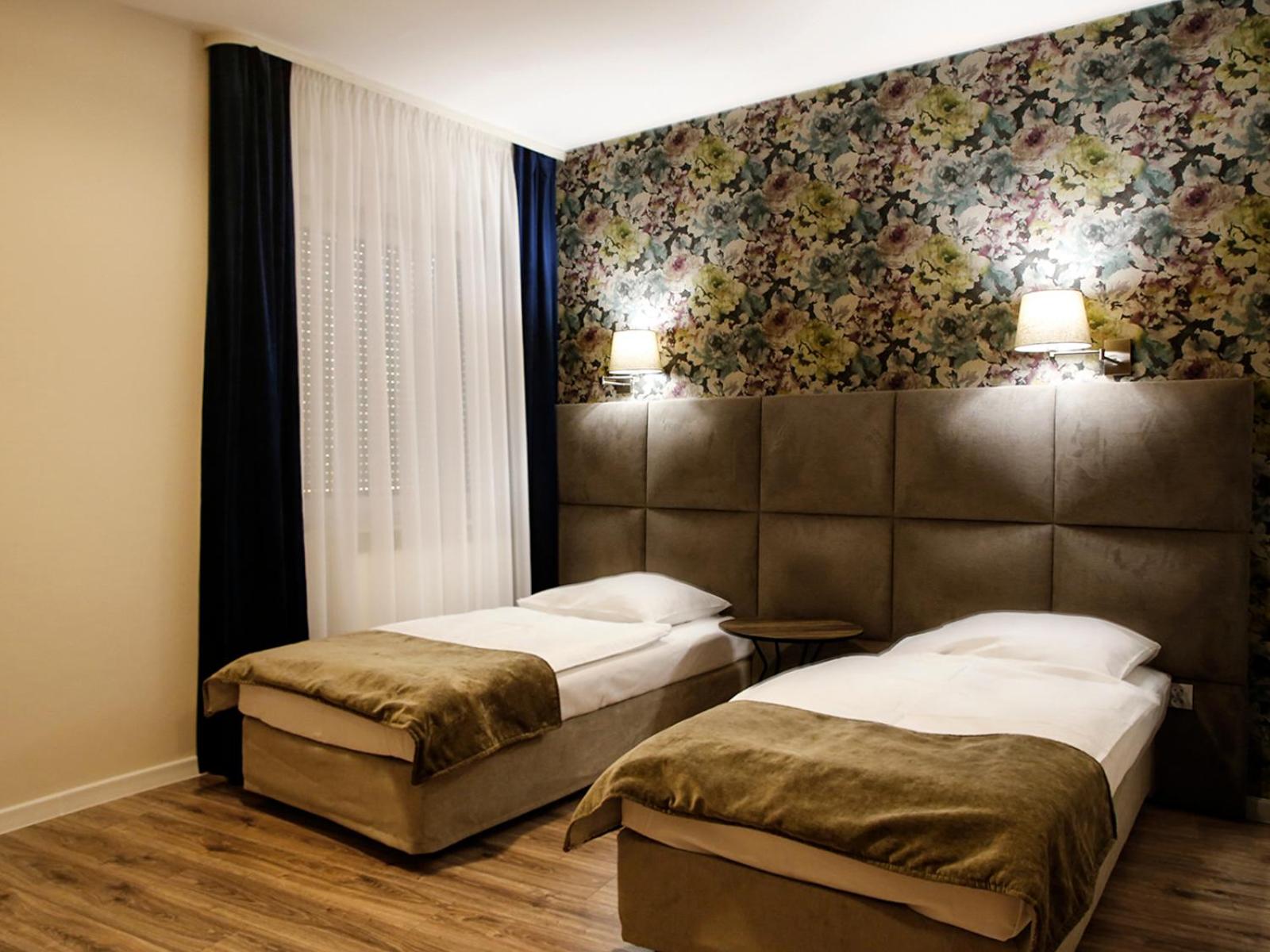 Twin Room - Photo 10
