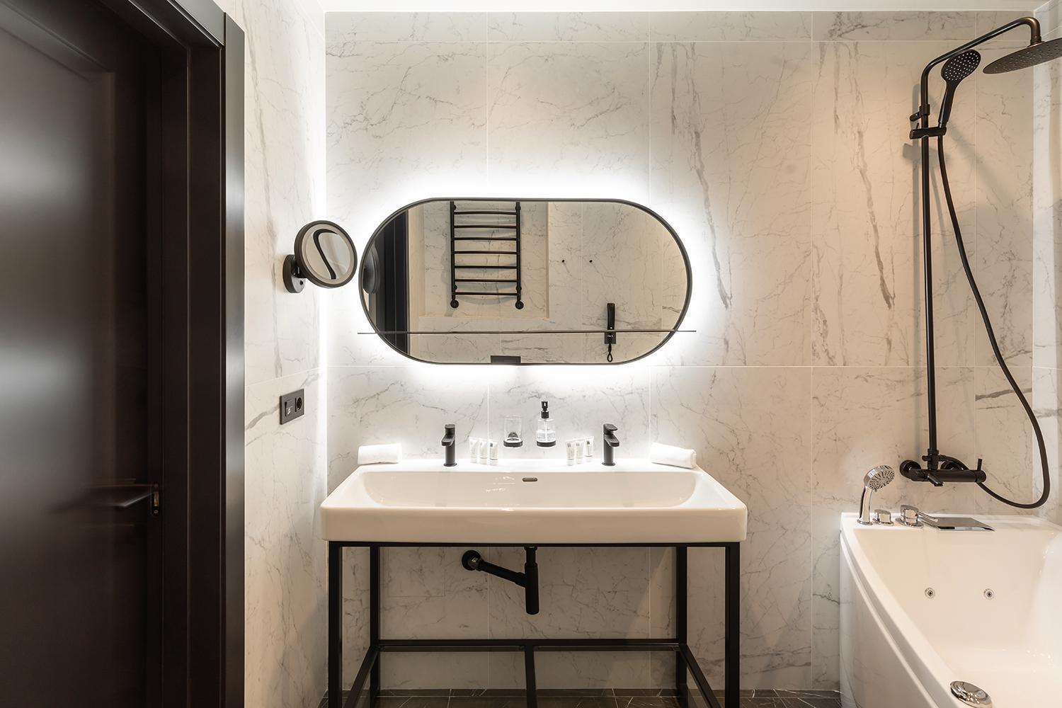 Queen Suite with Spa Bath photo 3