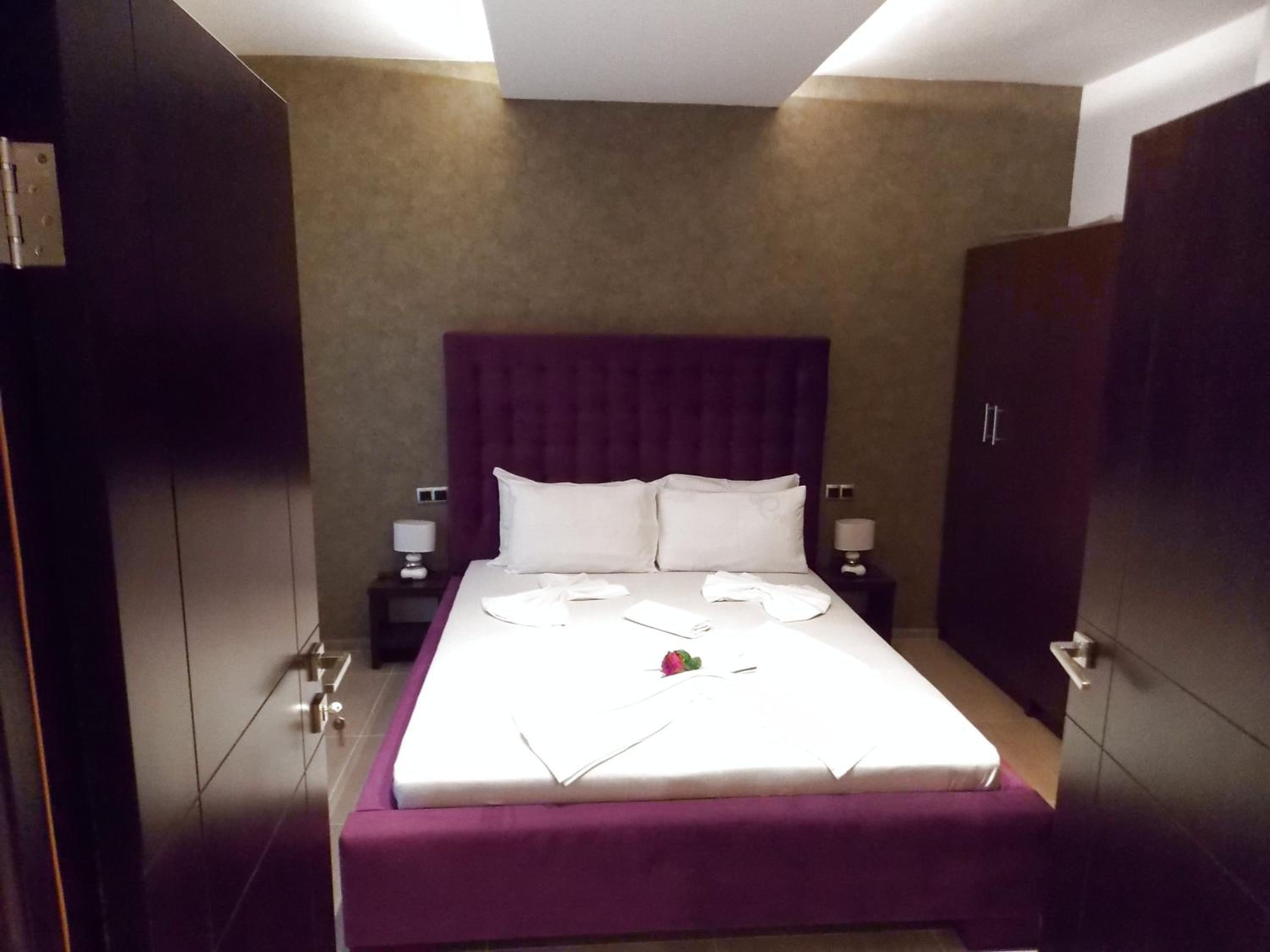 One-Bedroom Apartment - Photo 3