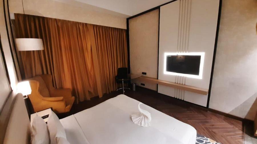 Executive Room : 20% off on session of 90 mins Spa || 15% off on F&S.B with a-la-carte selection || Complimentary welcome drinks on arrival Executive Room : 20% off on session of 90 mins Spa || 15% off on F&S.B with a-la-carte selection || Complimentary welcome drinks on arrival