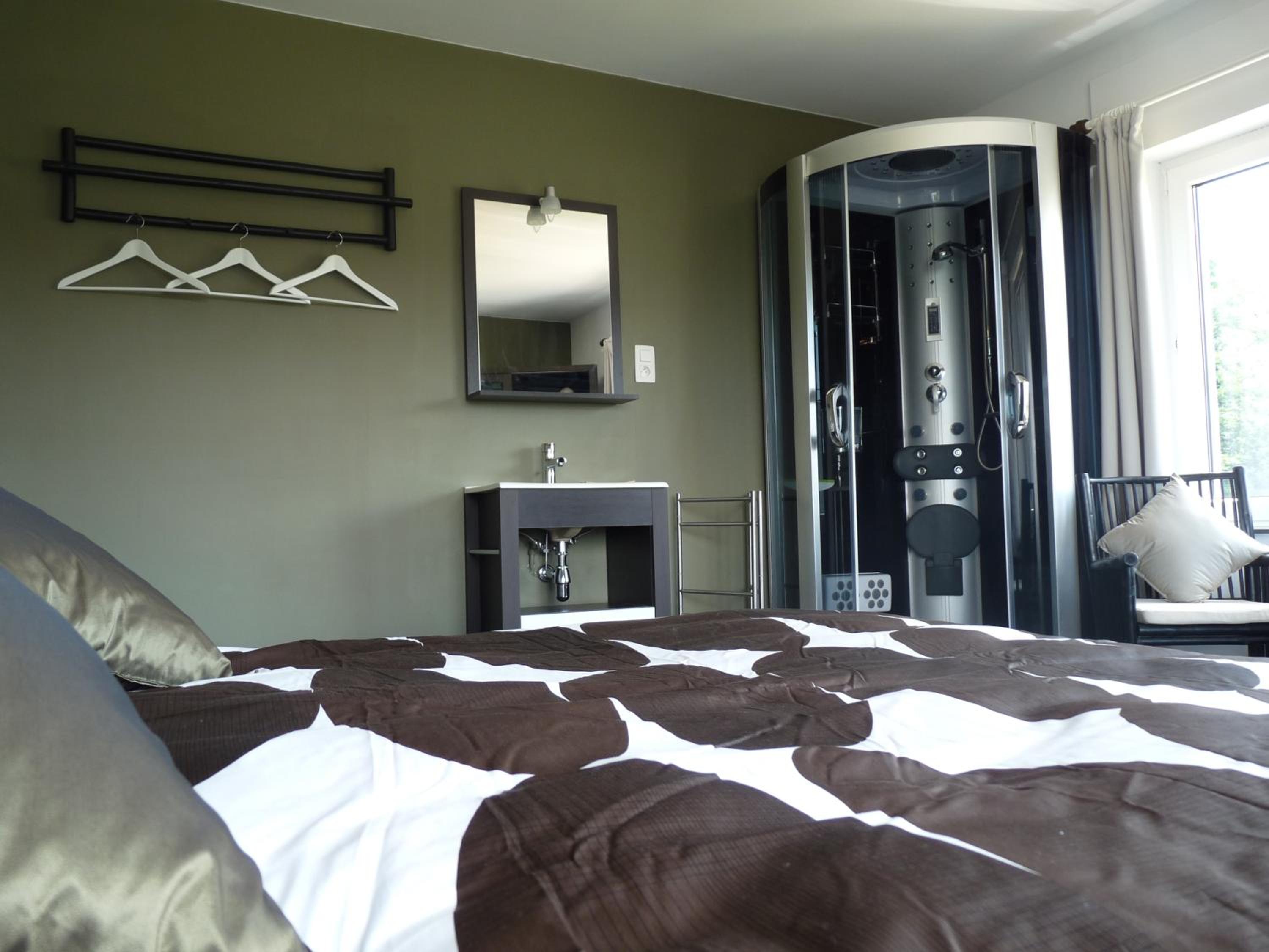Six-Bedroom House photo 1