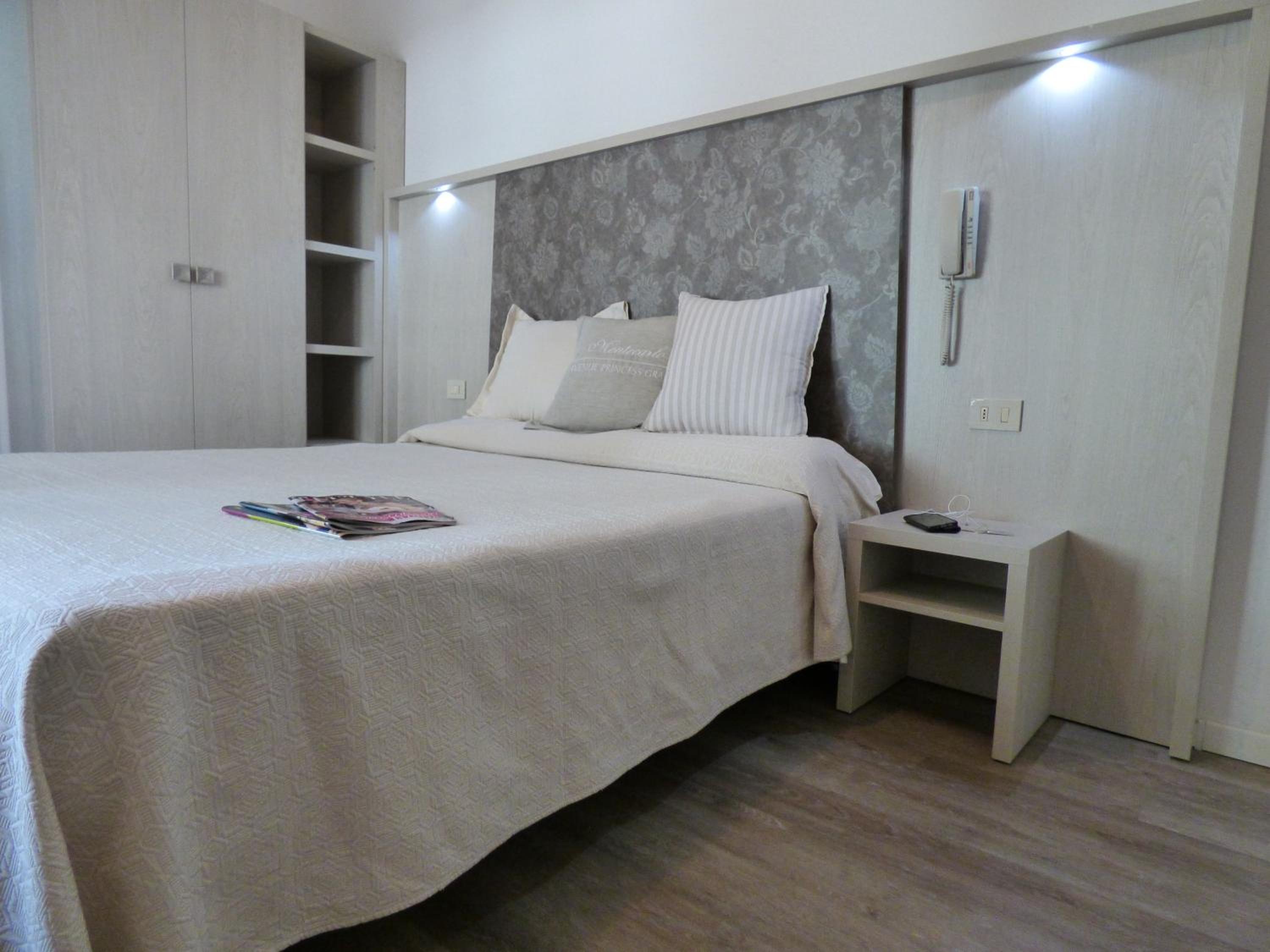 Standard Double Room - Photo 13