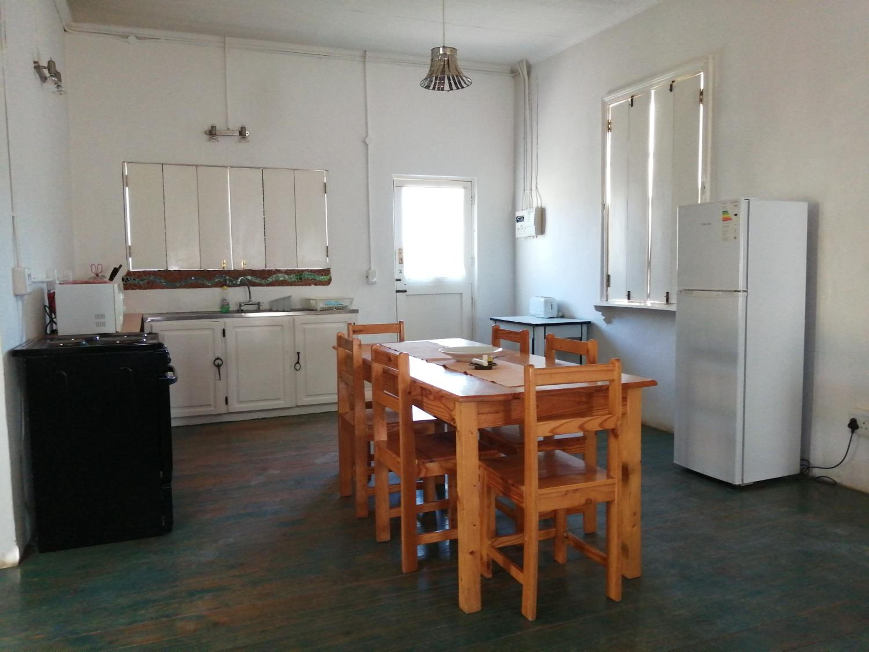 Three-Bedroom House - Photo 2