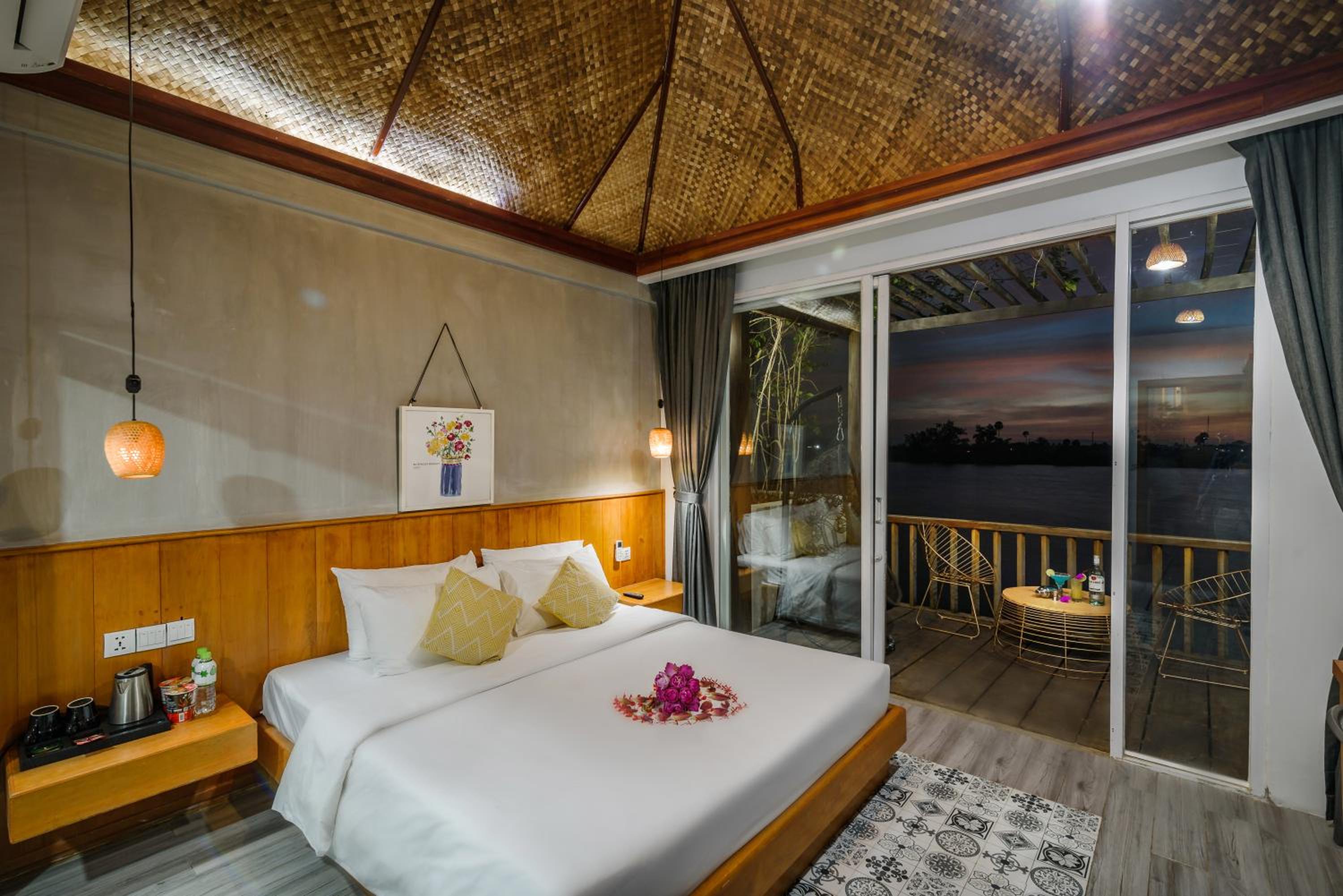 Deluxe Double Room with Balcony and Sea View - Photo 9