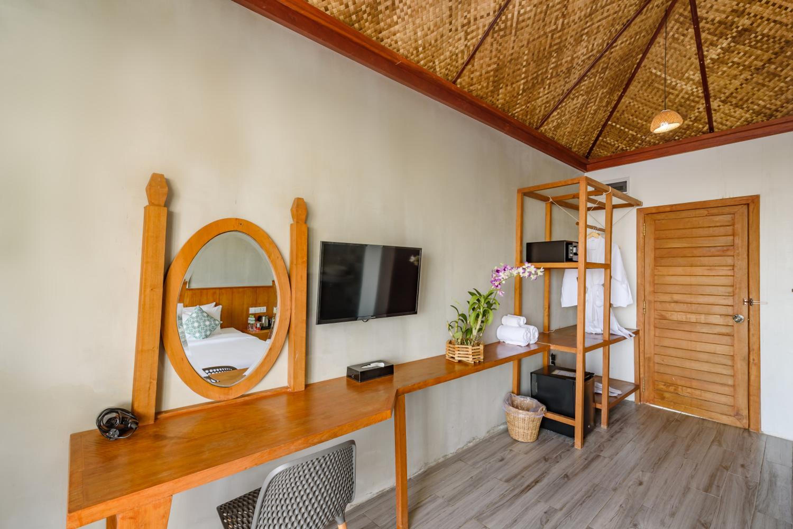 Deluxe Double Room with Balcony and Sea View - Photo 7