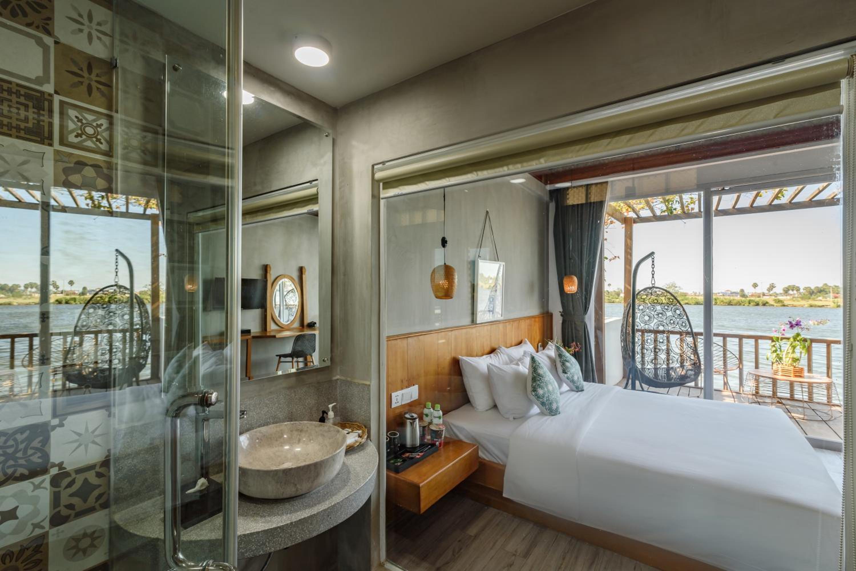 Deluxe Double Room with Balcony and Sea View - Photo 8