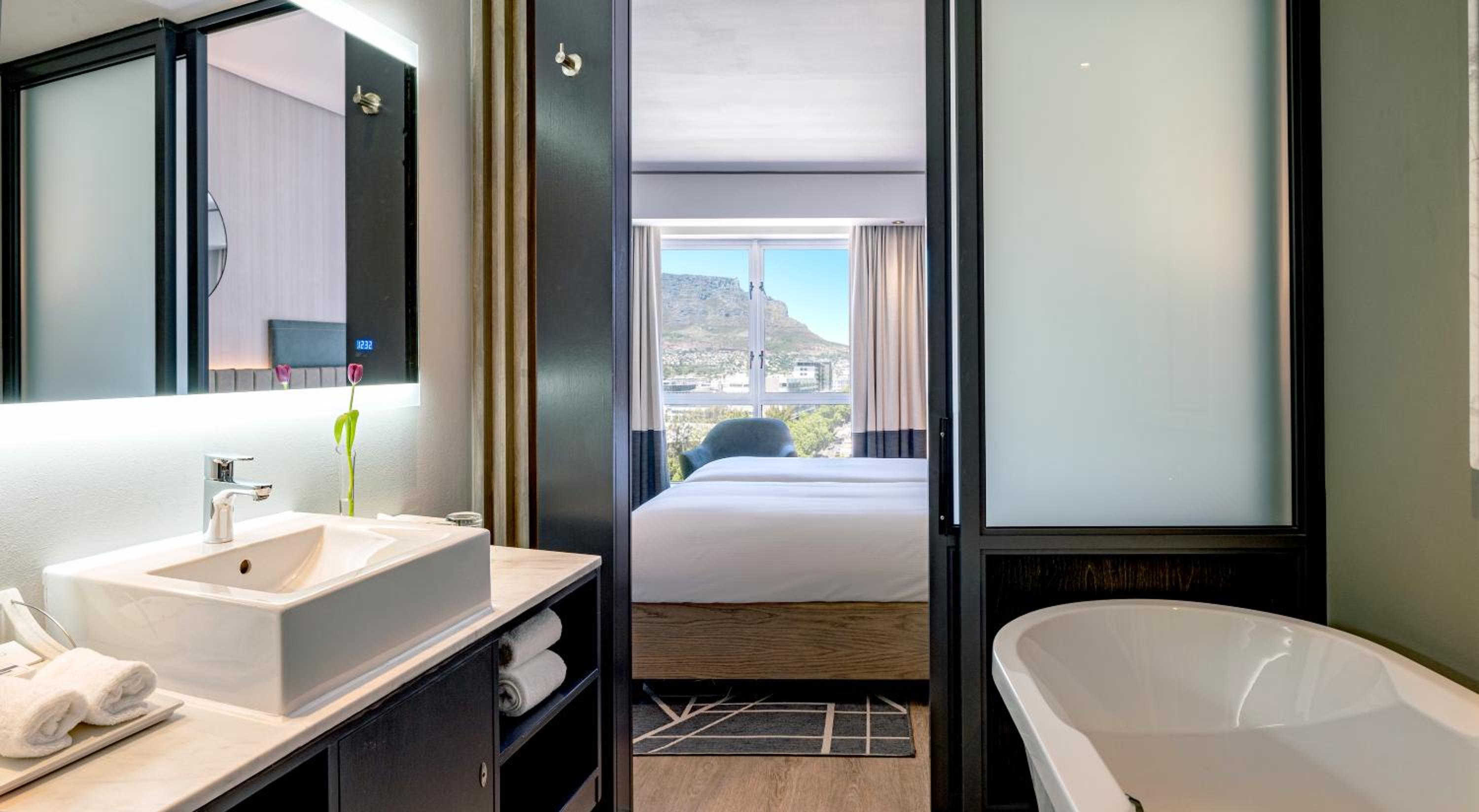 Twin Room - Club Access - Photo 4