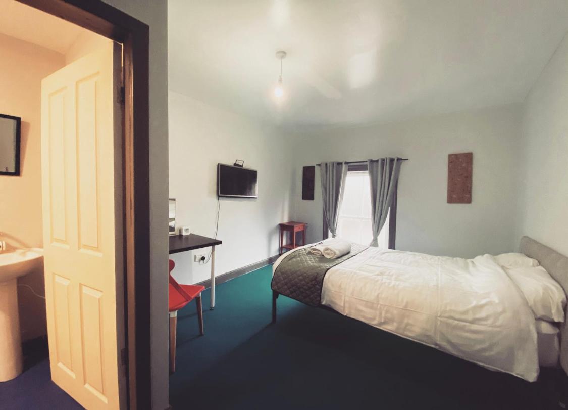 Double Room with Private Bathroom - Photo 3