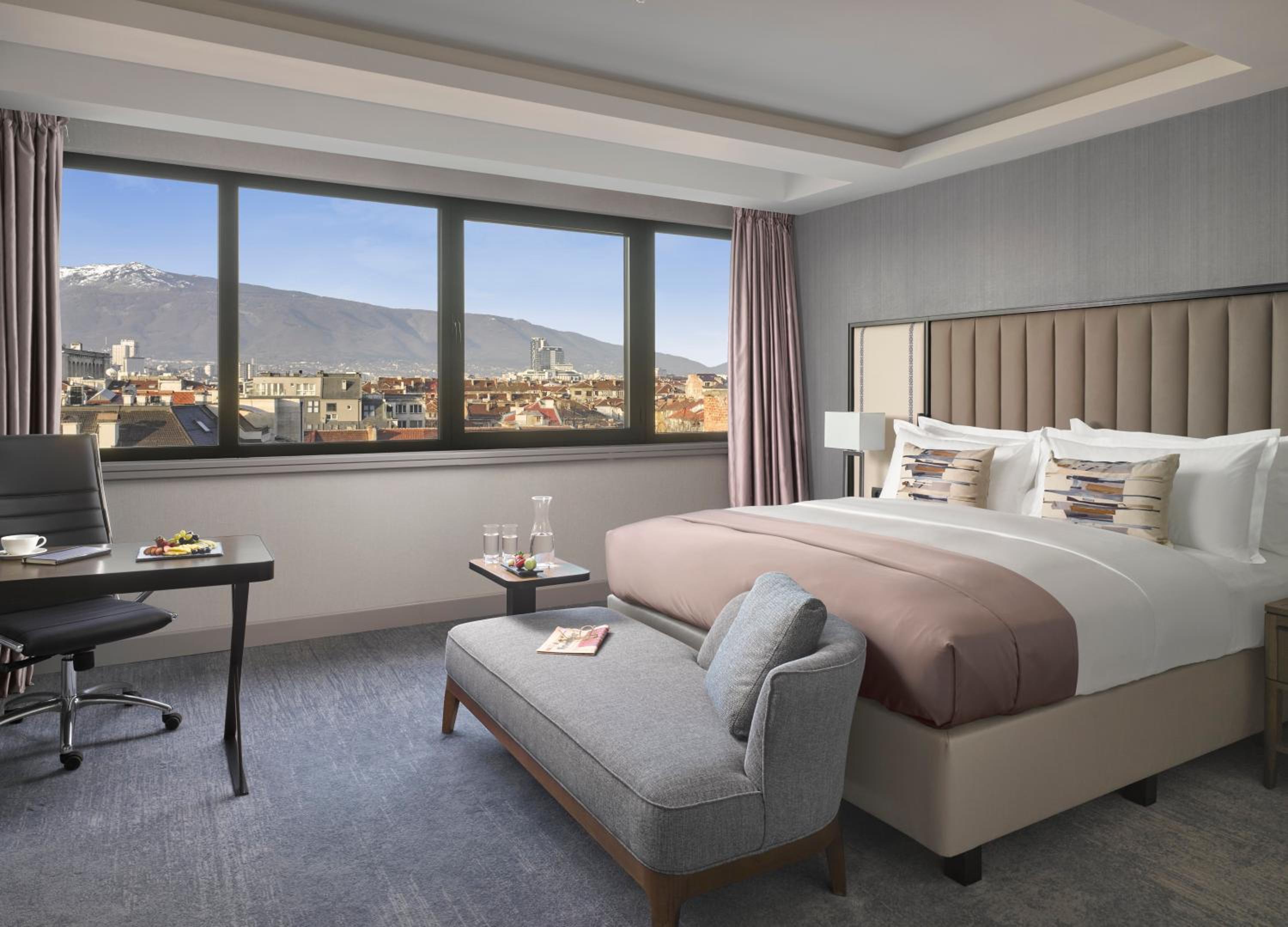 Classic King Room with Mountain View and Lounge Access - Photo 6