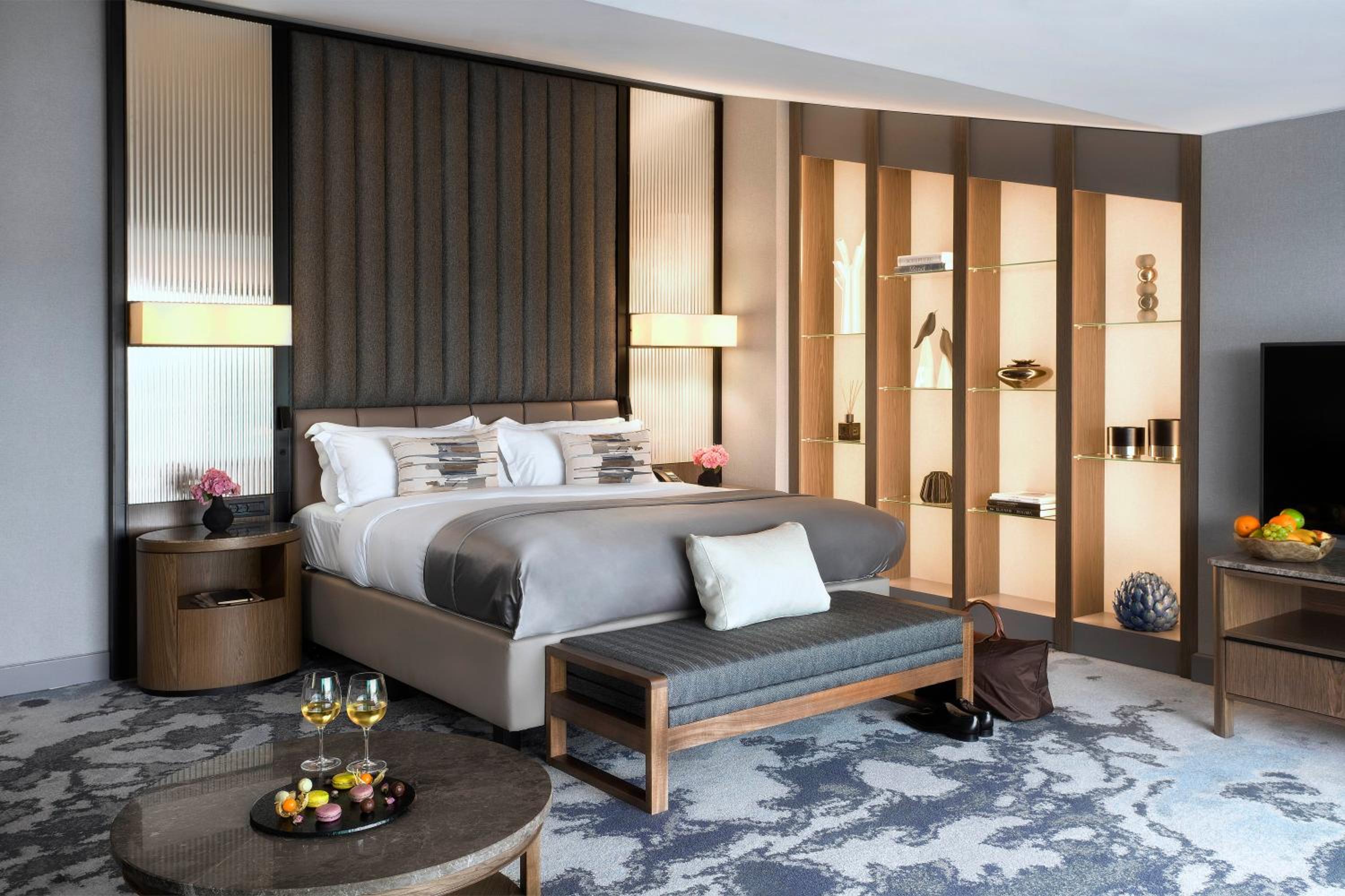 King Suite with Cathedral View and Terrace - Photo 16