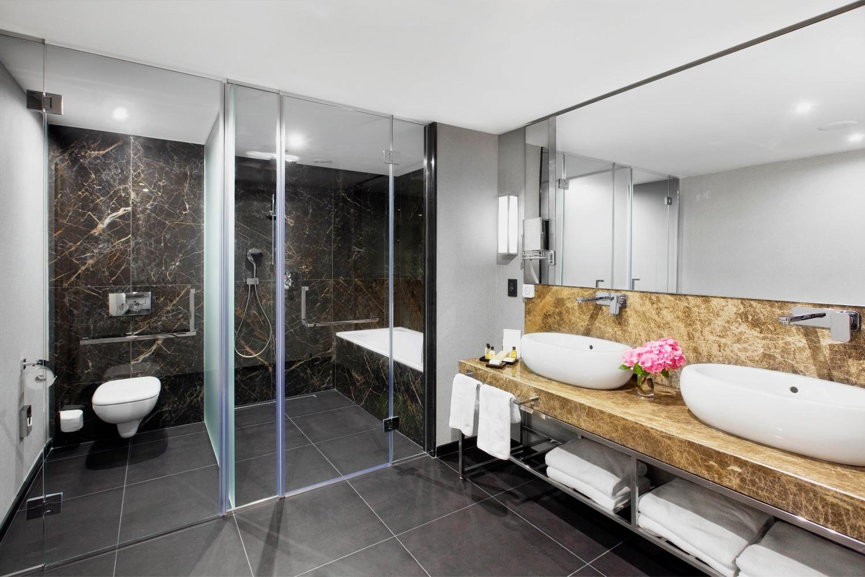 One-Bedroom Suite with Sofa Bed - Photo 4