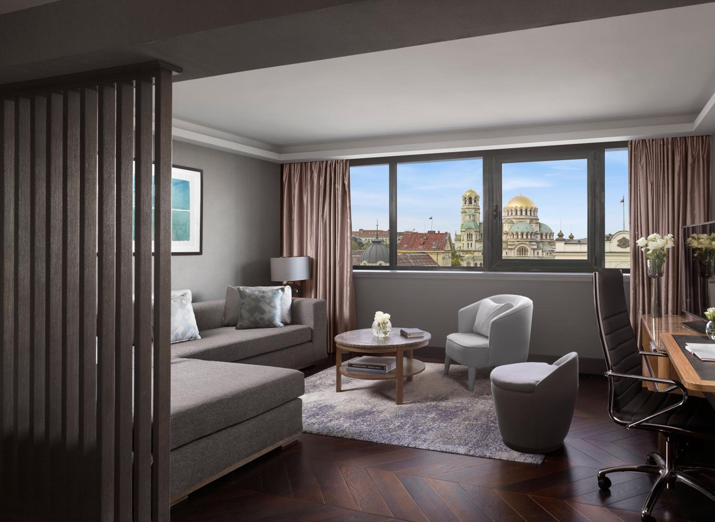 One-Bedroom King Suite with View - Photo 4