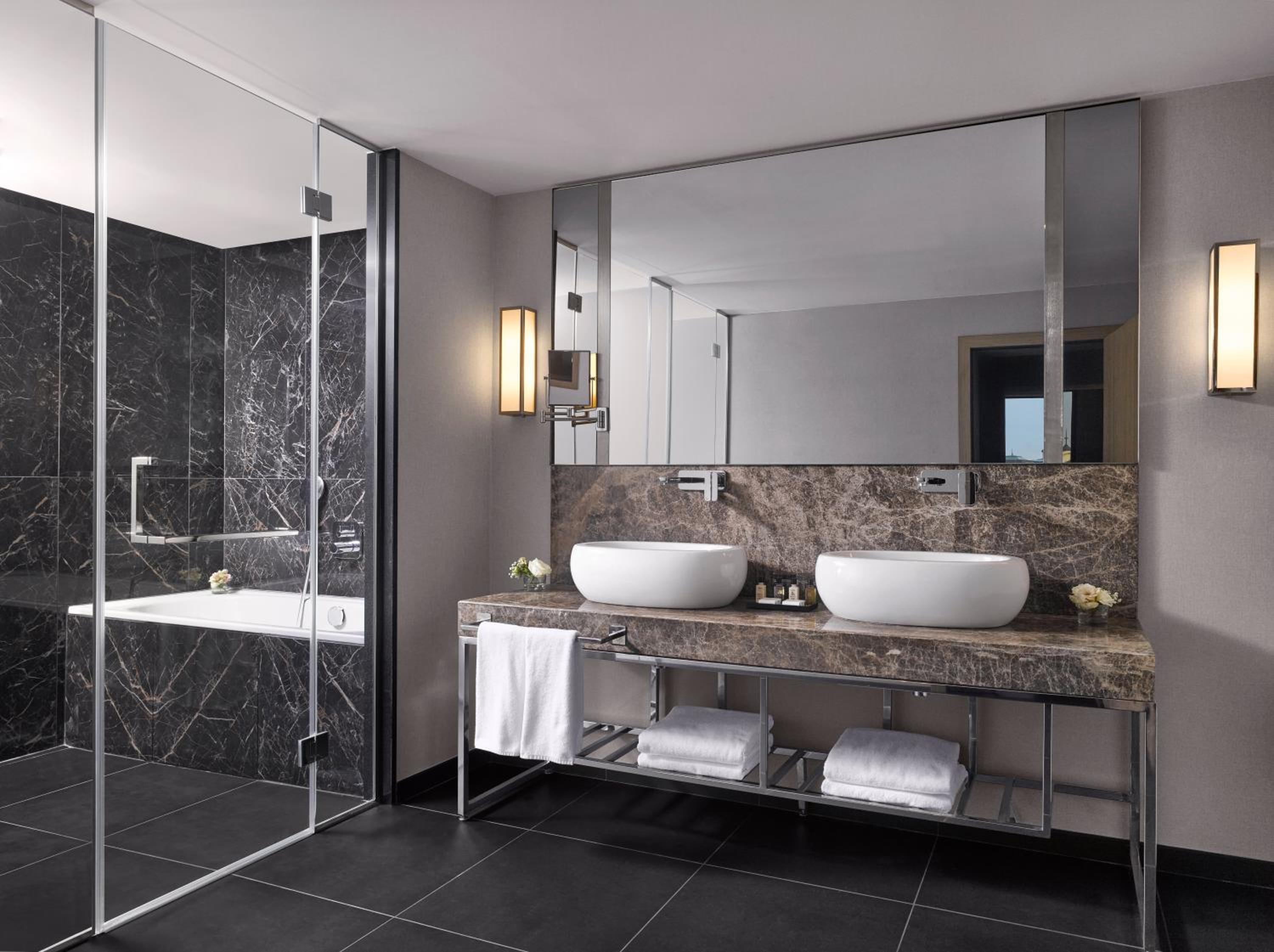 Junior King Suite with Terrace - Photo 3