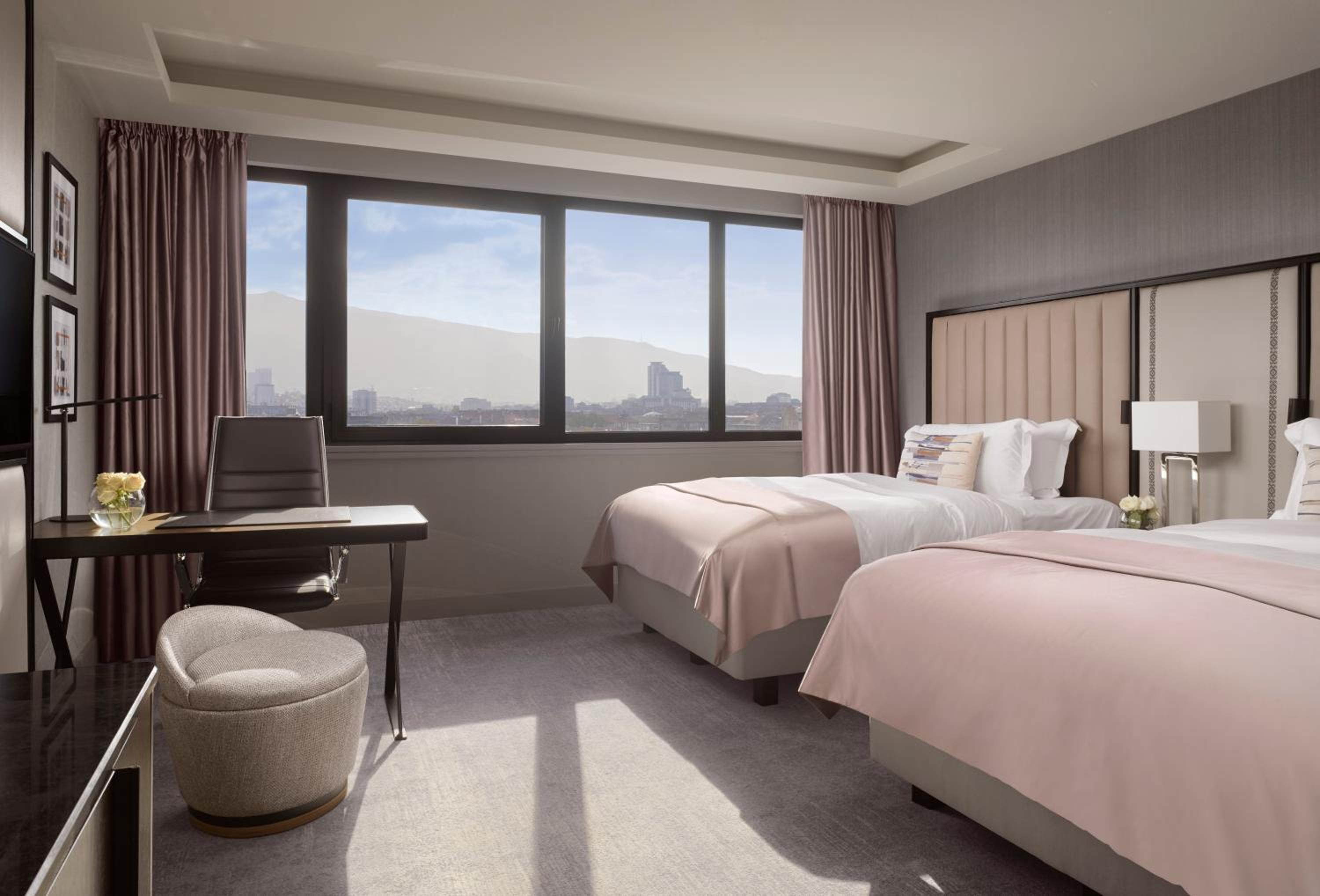 Classic Twin Room with Mountain View and Lounge Access - Photo 4