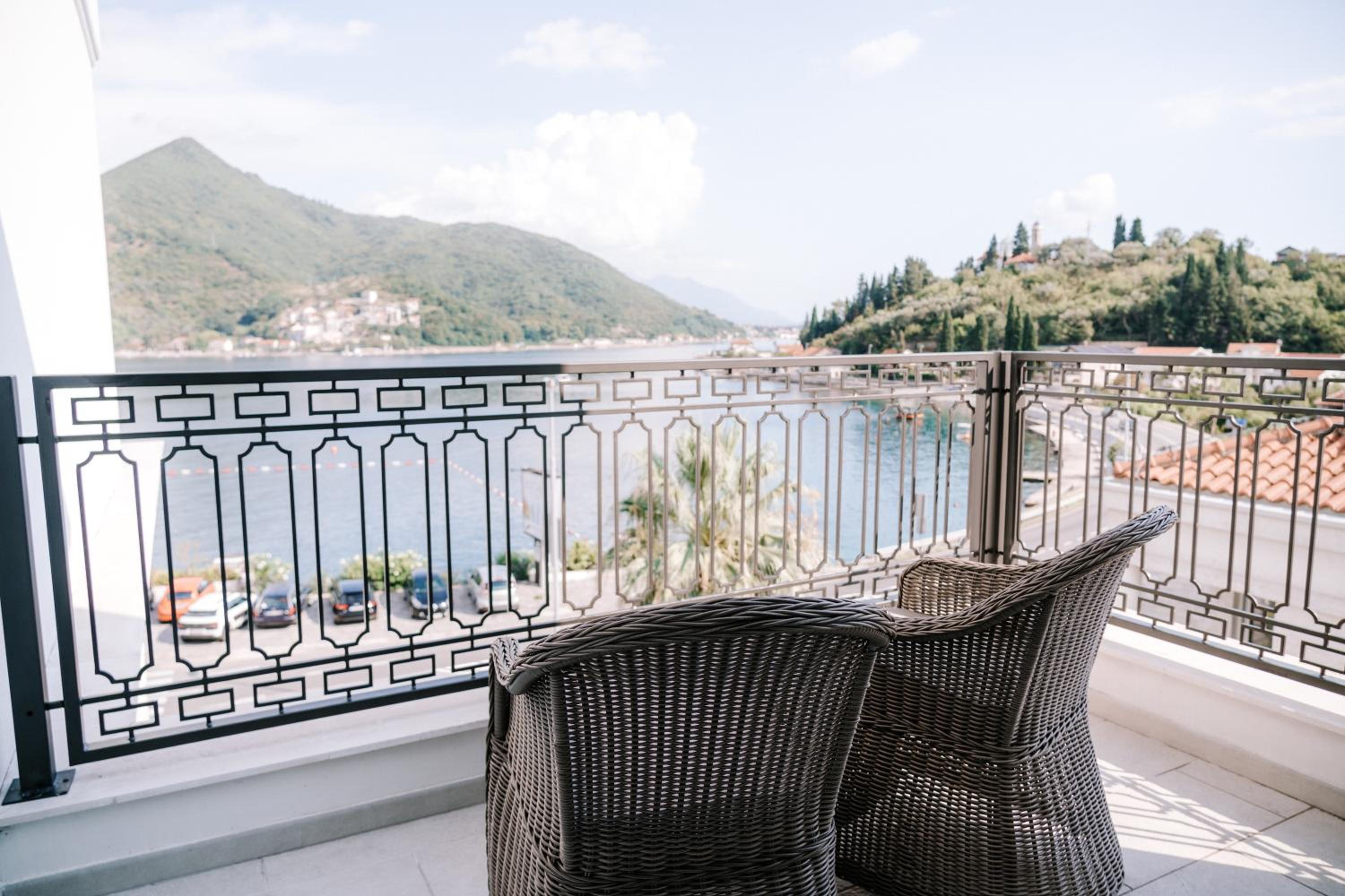 Deluxe Two Bedroom Apartment with Balcony and Sea View - Photo 10