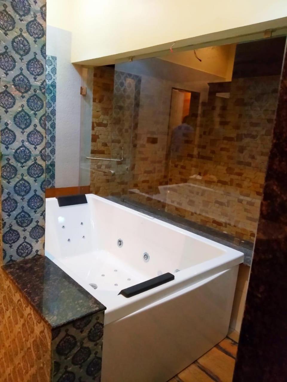Queen Room with Pool View photo 3