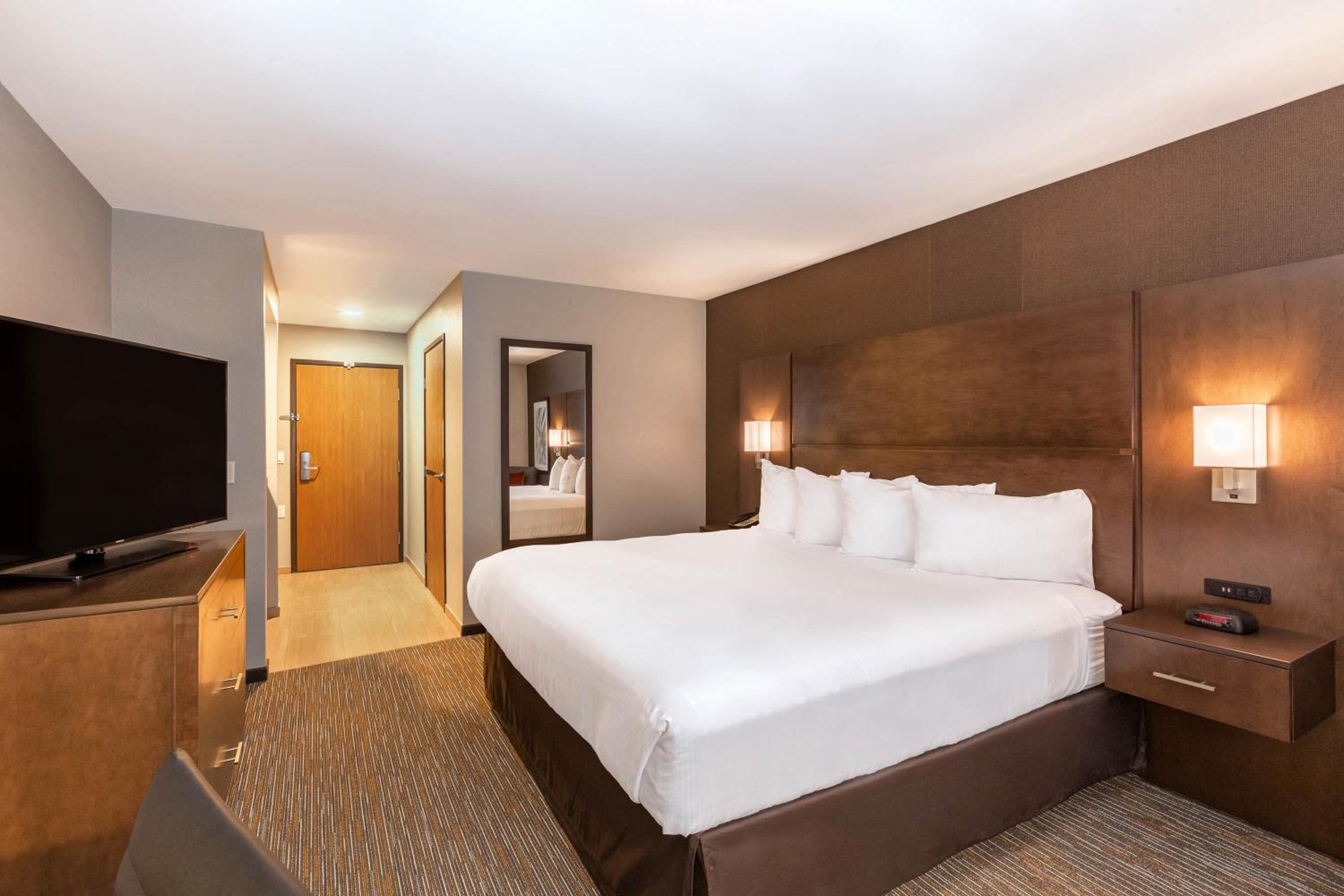 Platinum Two Room Suite - Non-Smoking photo 3