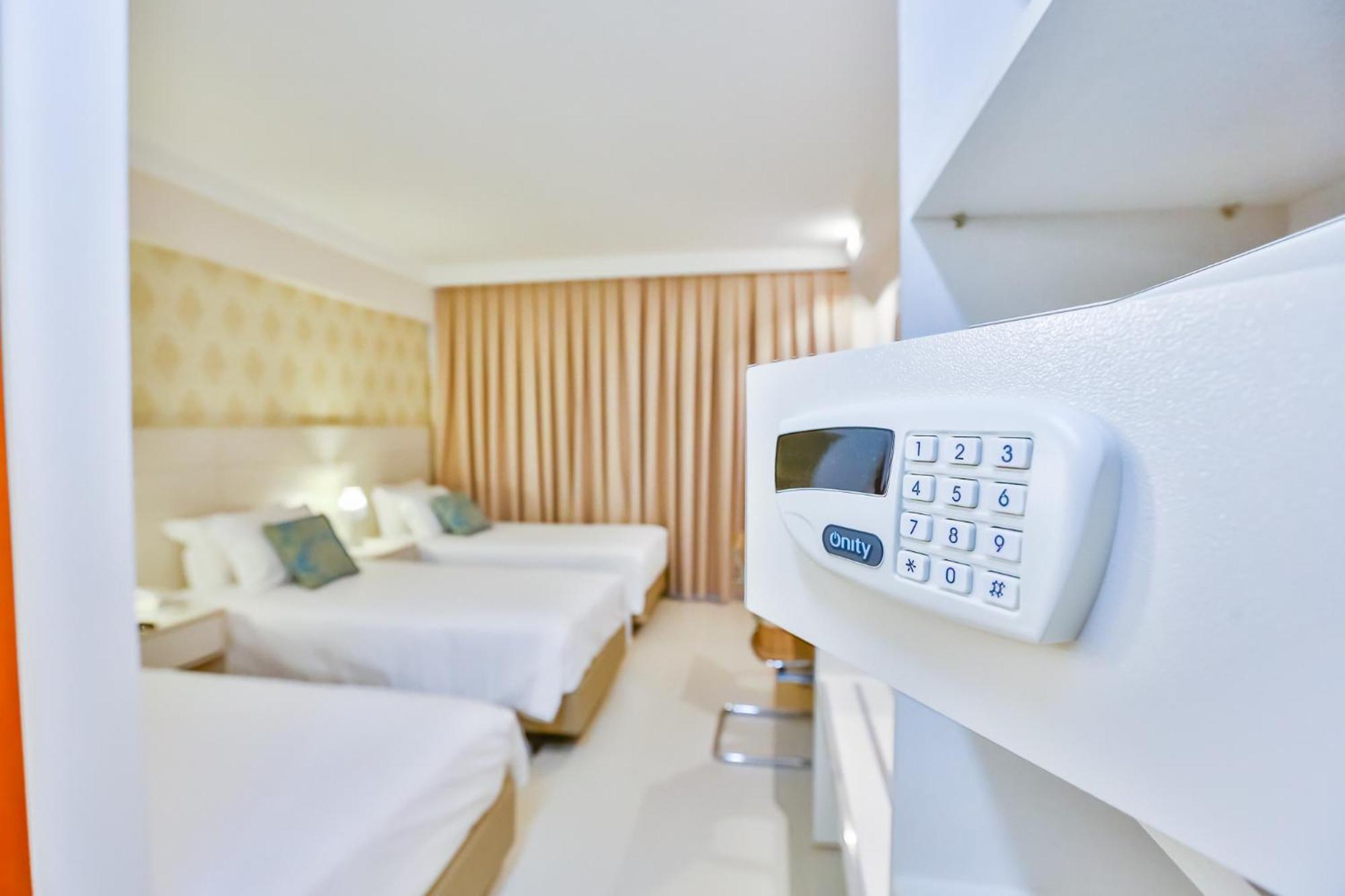 Triple Room with 3 Single Beds photo 2