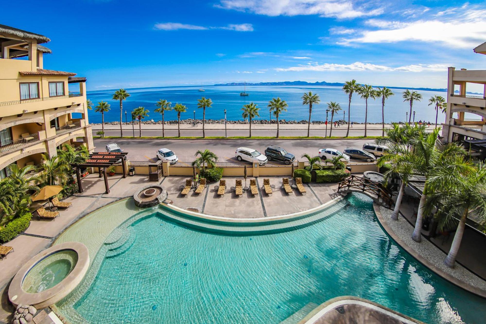 Luxury Suite with Ocean View - Photo 17