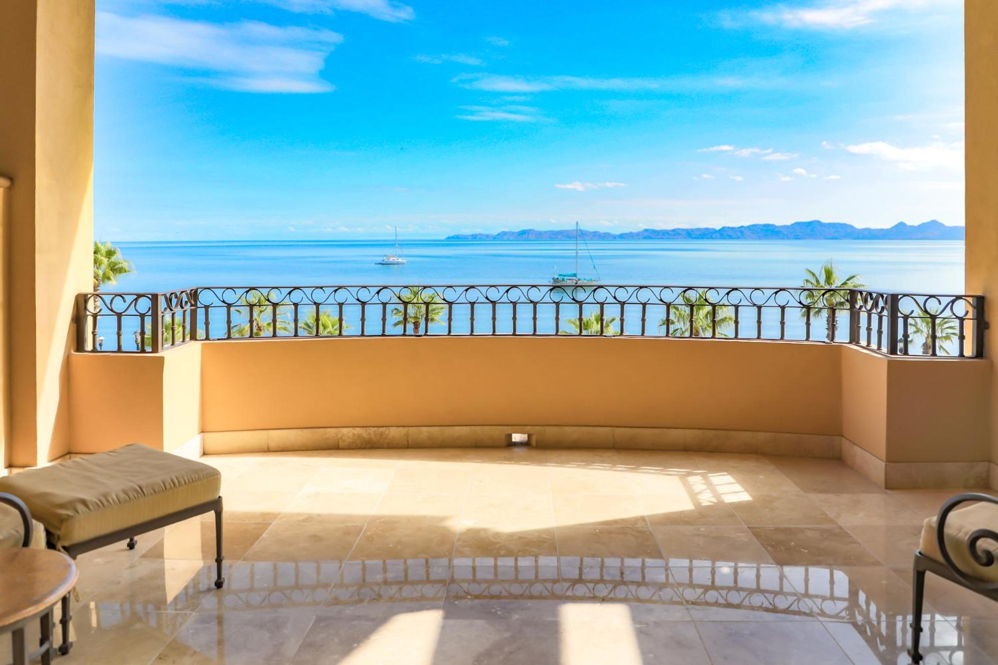 Luxury Suite with Ocean View - Photo 18