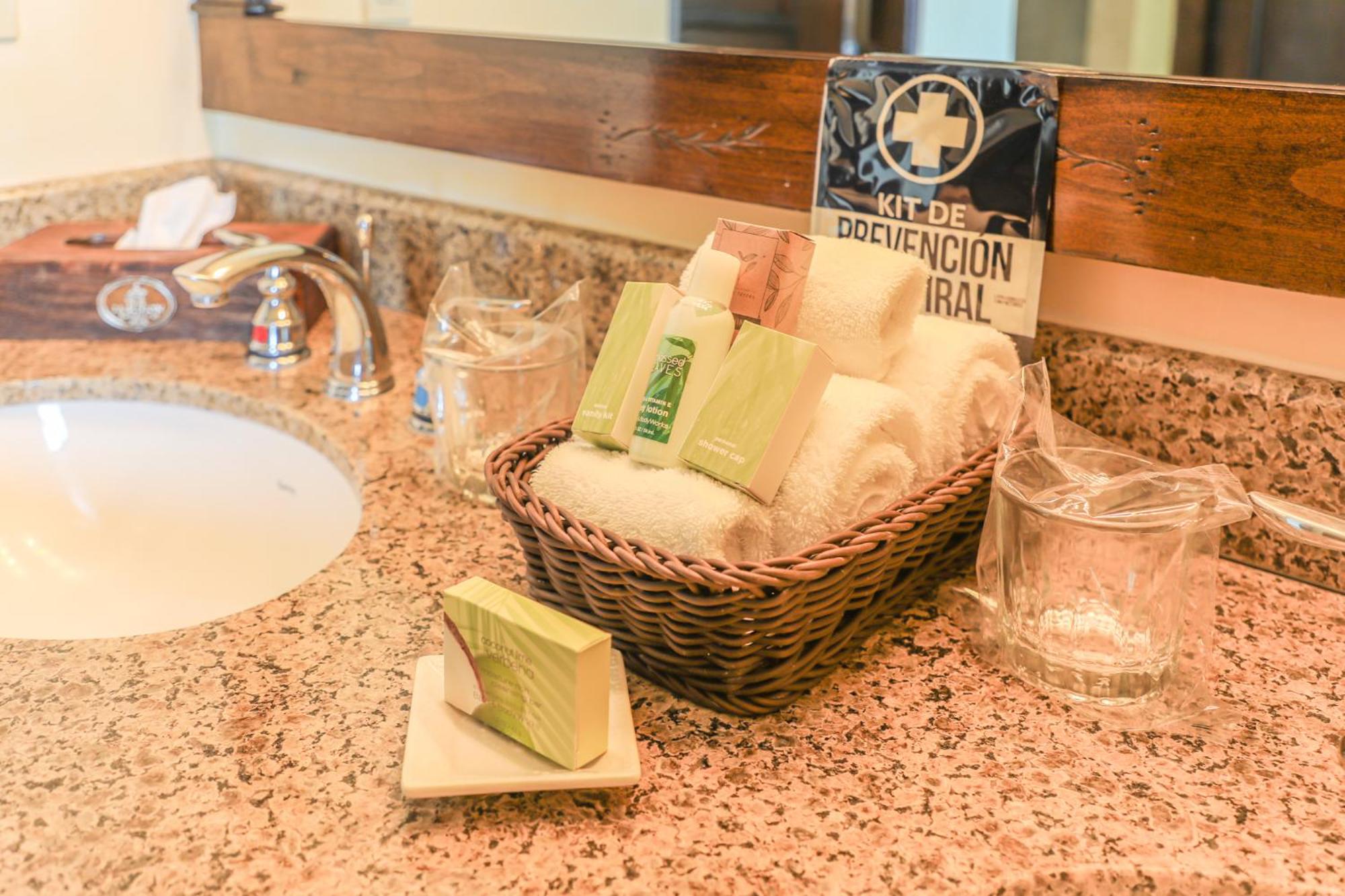 Luxury Suite with Ocean View - Photo 25