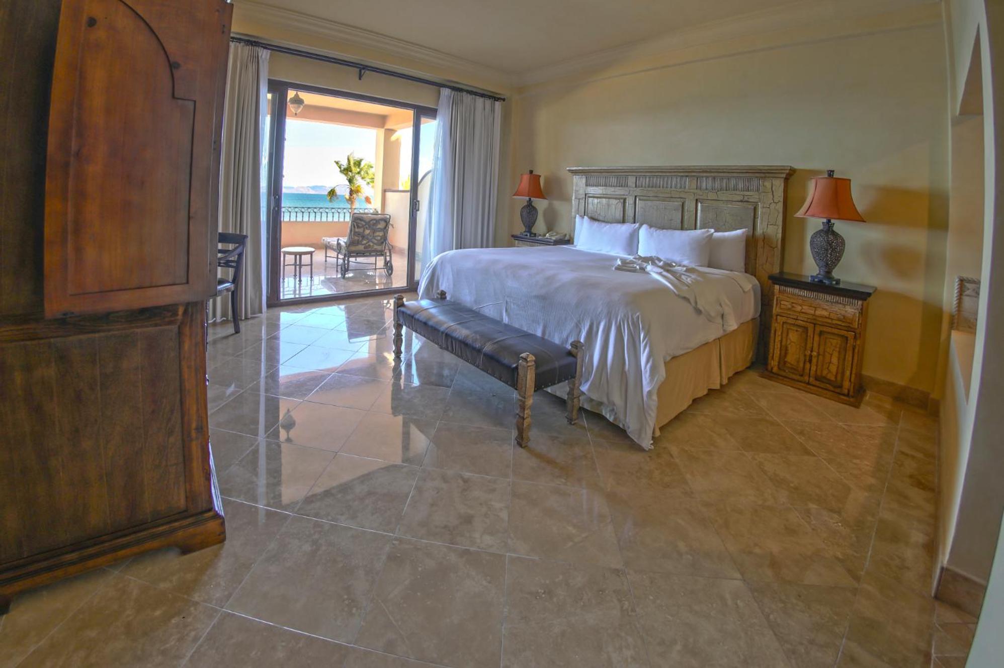 Luxury Suite with Ocean View - Photo 28