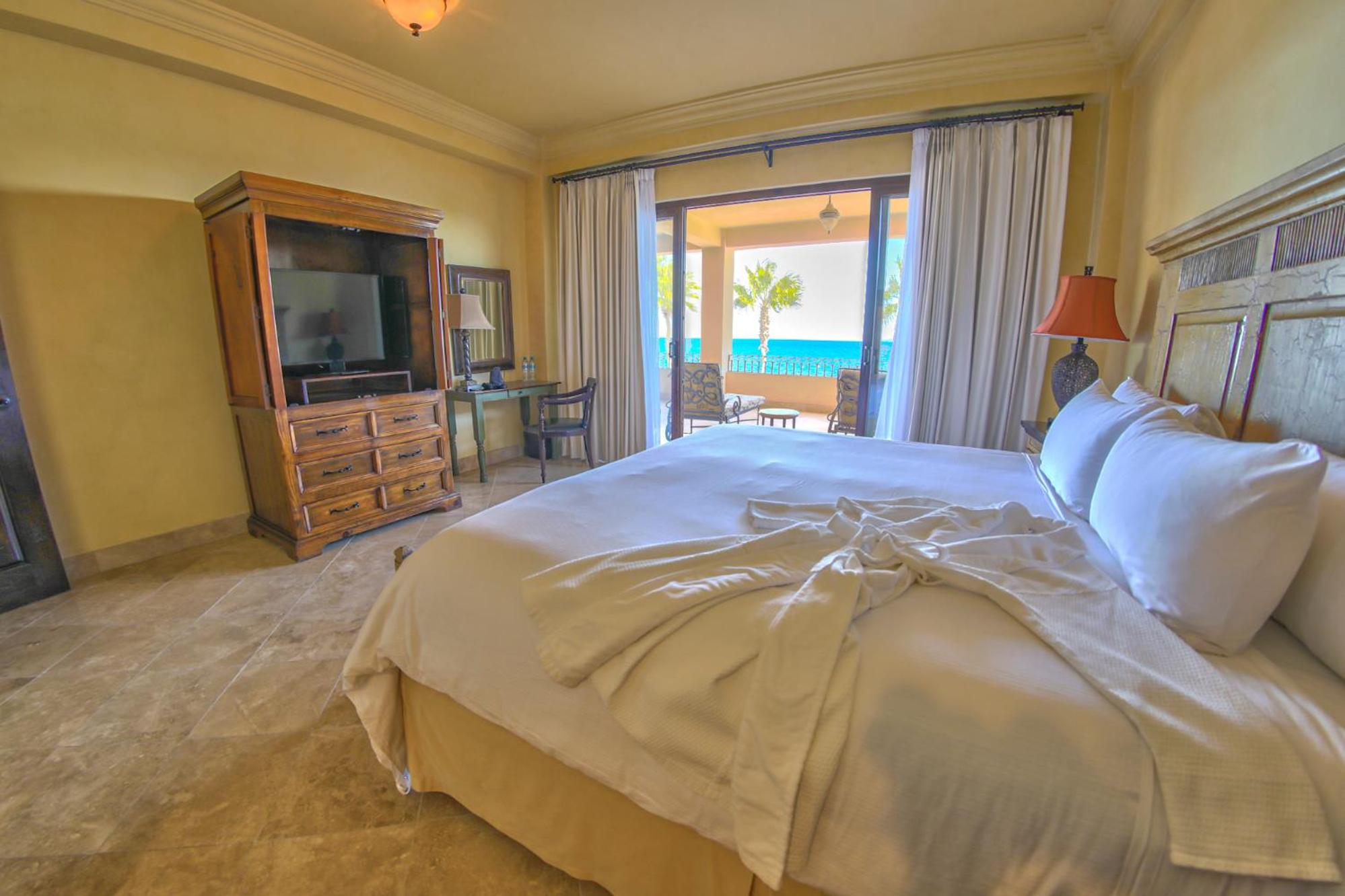 Luxury Suite with Ocean View - Photo 20
