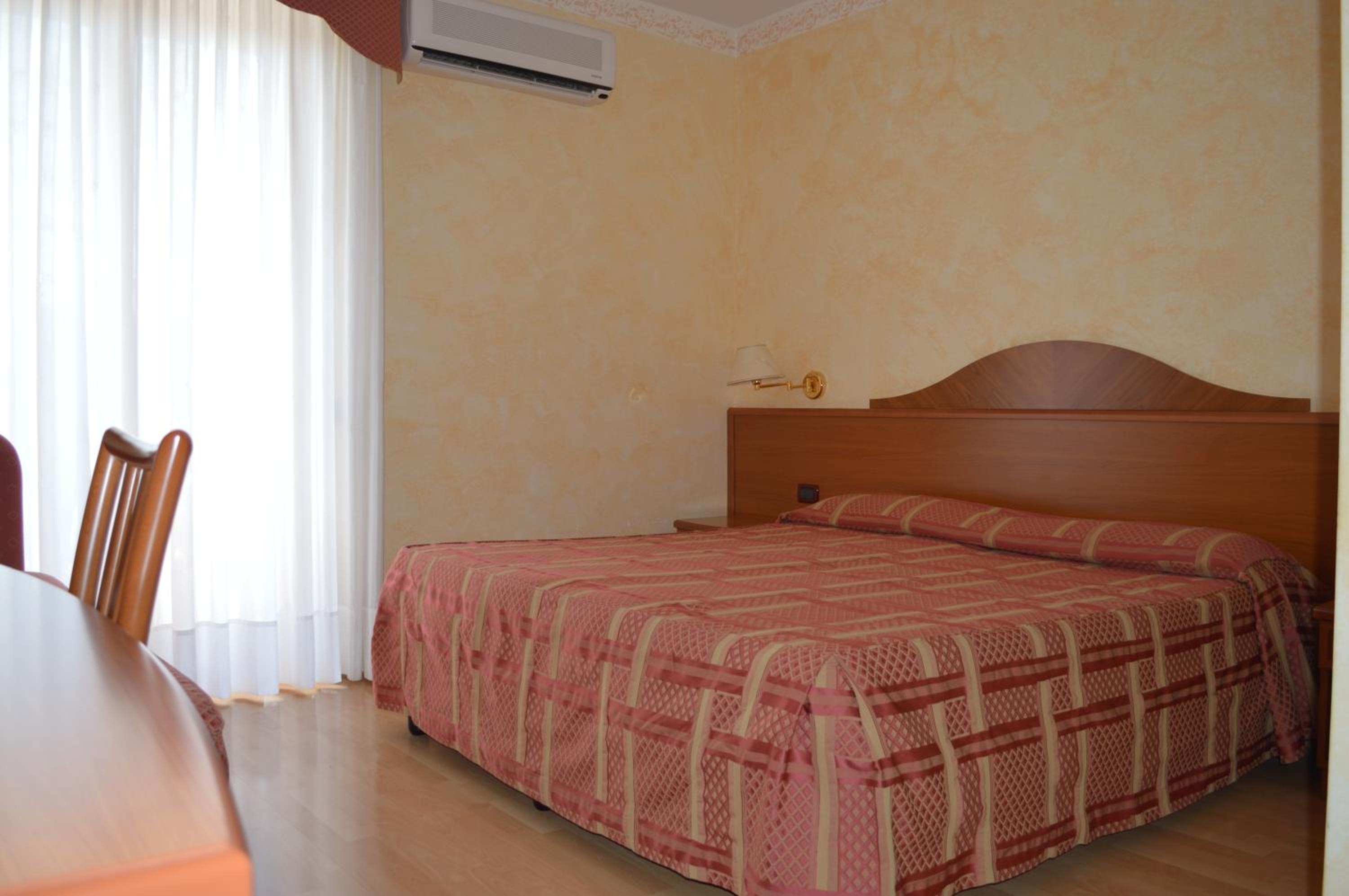 Triple Room with Balcony - Photo 2