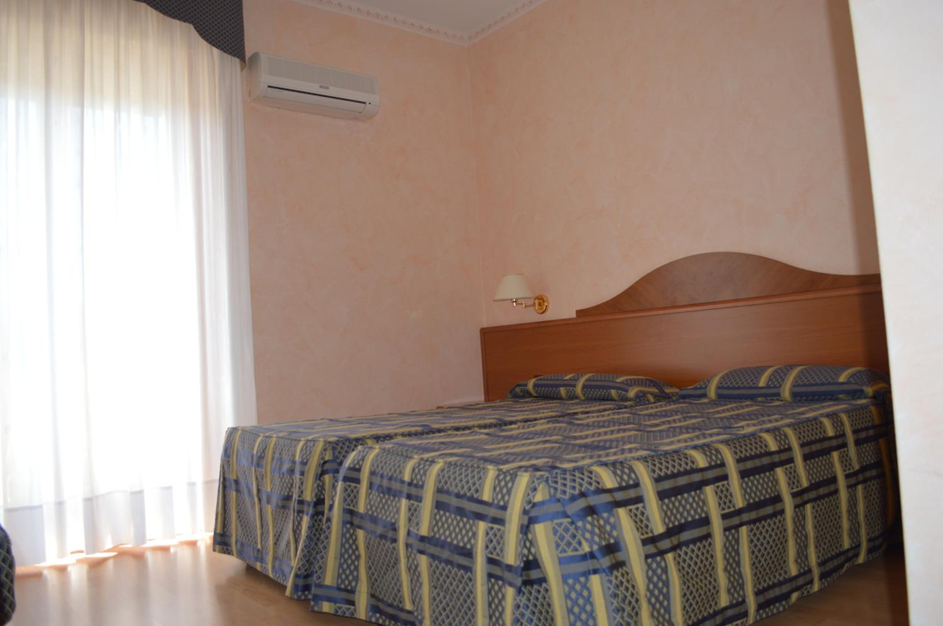 Triple Room with Balcony - Photo 5